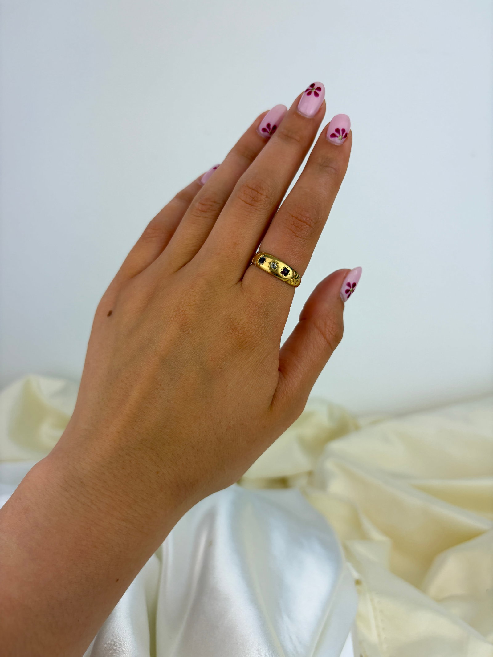 ANTIQUE C.1899 18CT YELLOW GOLD RUBY AND DIAMOND 3 STONE STAR SET RING - 8