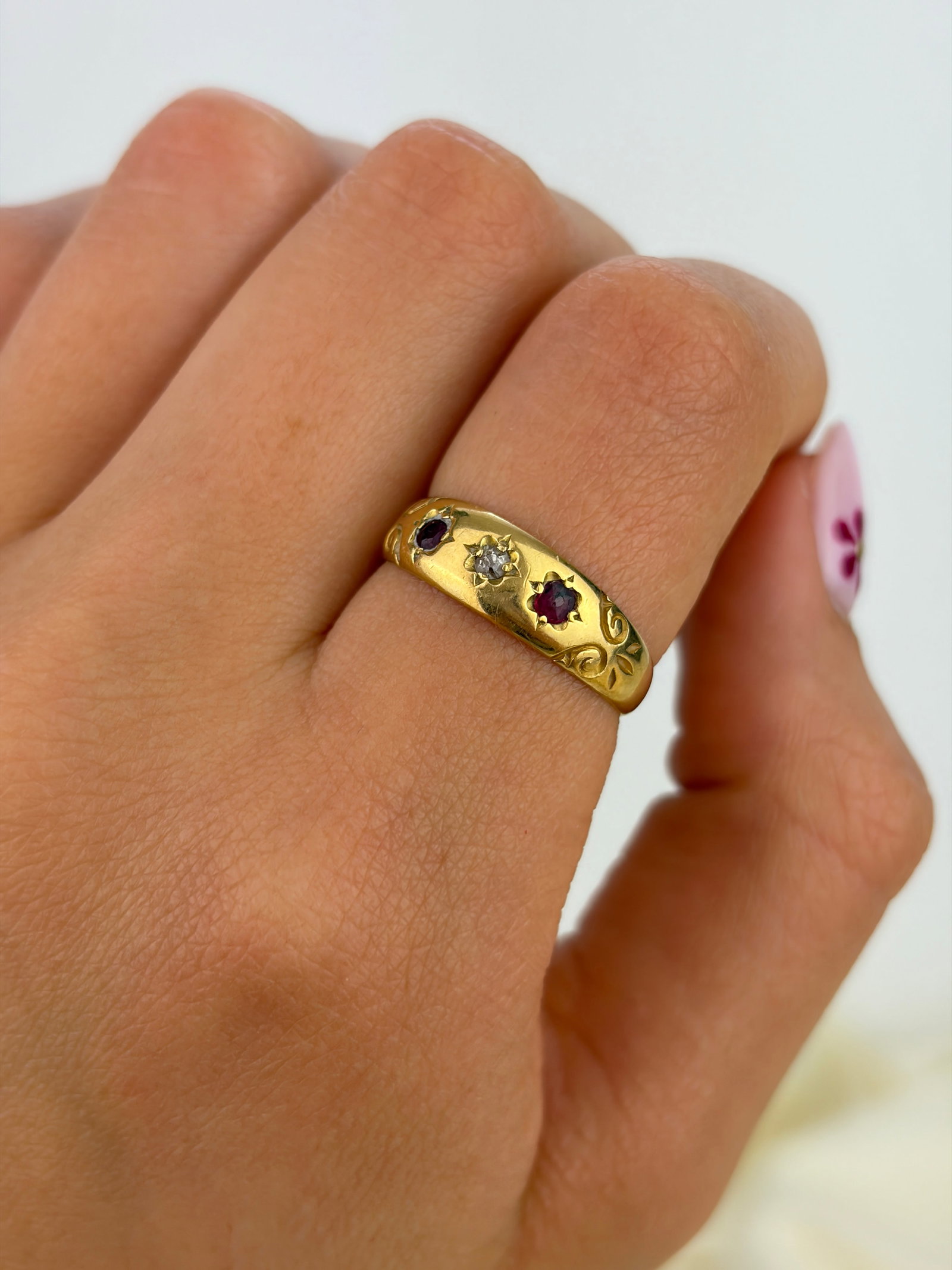 ANTIQUE C.1899 18CT YELLOW GOLD RUBY AND DIAMOND 3 STONE STAR SET RING - 9