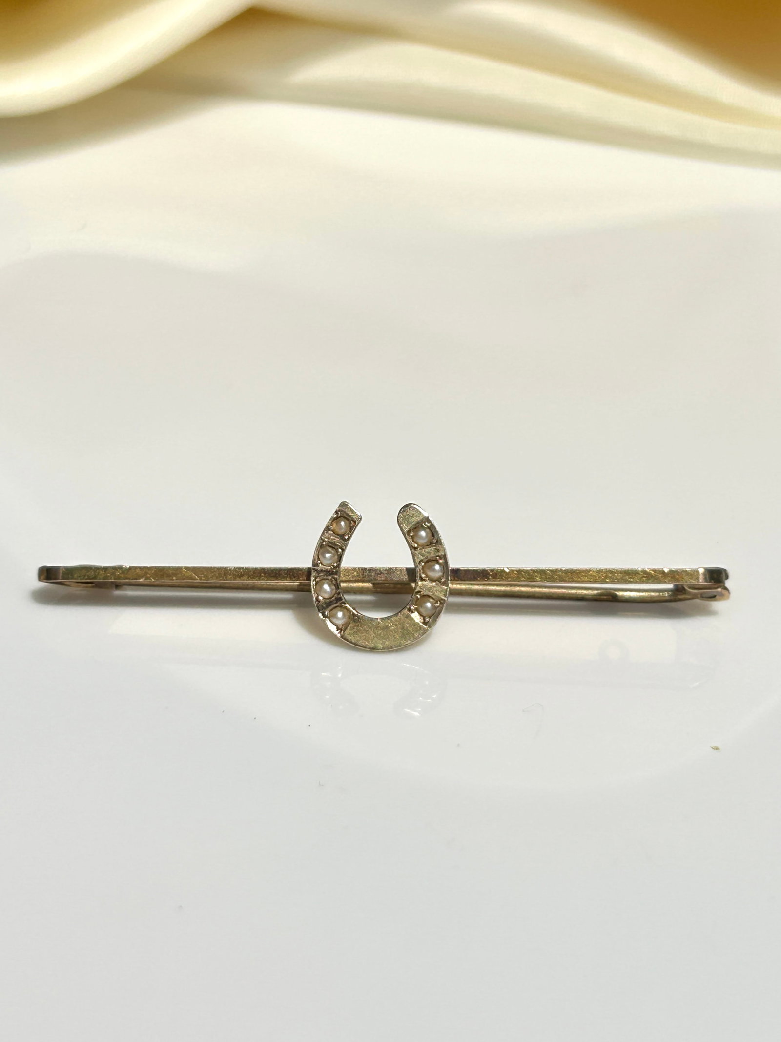 antique 9ct gold and pearl lucky horseshoe bar brooch in fitted box - 3