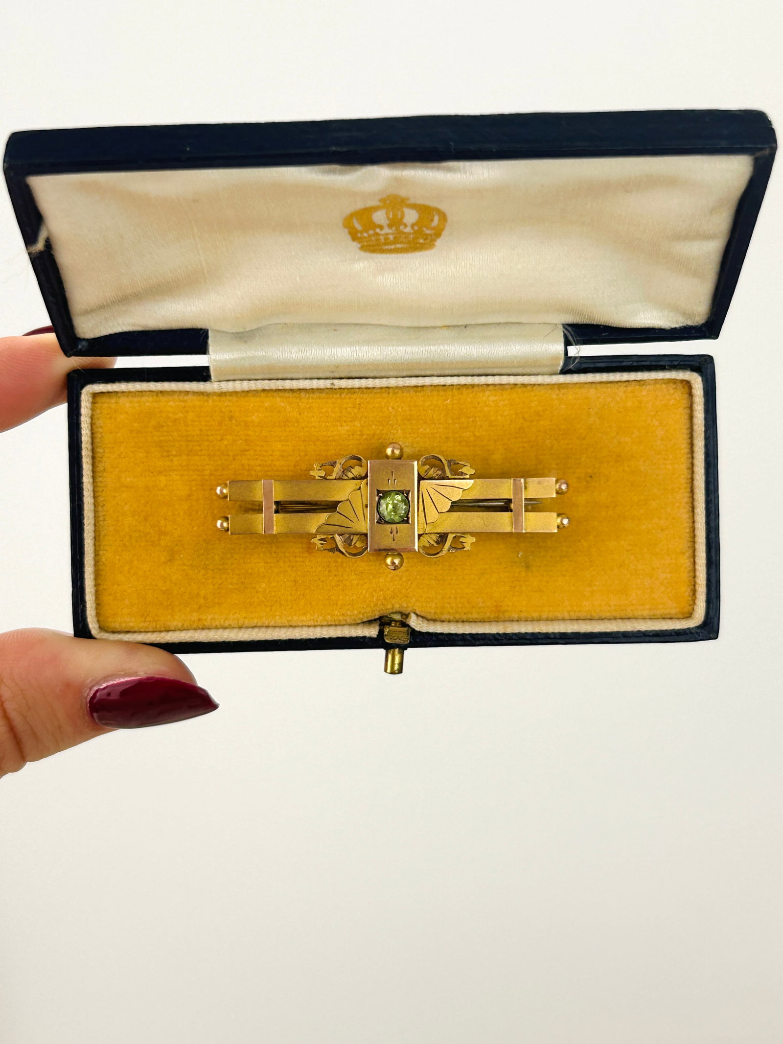 Antique C.1917 9ct Yellow Gold Peridot Bar Brooch in Fitted Box - 3