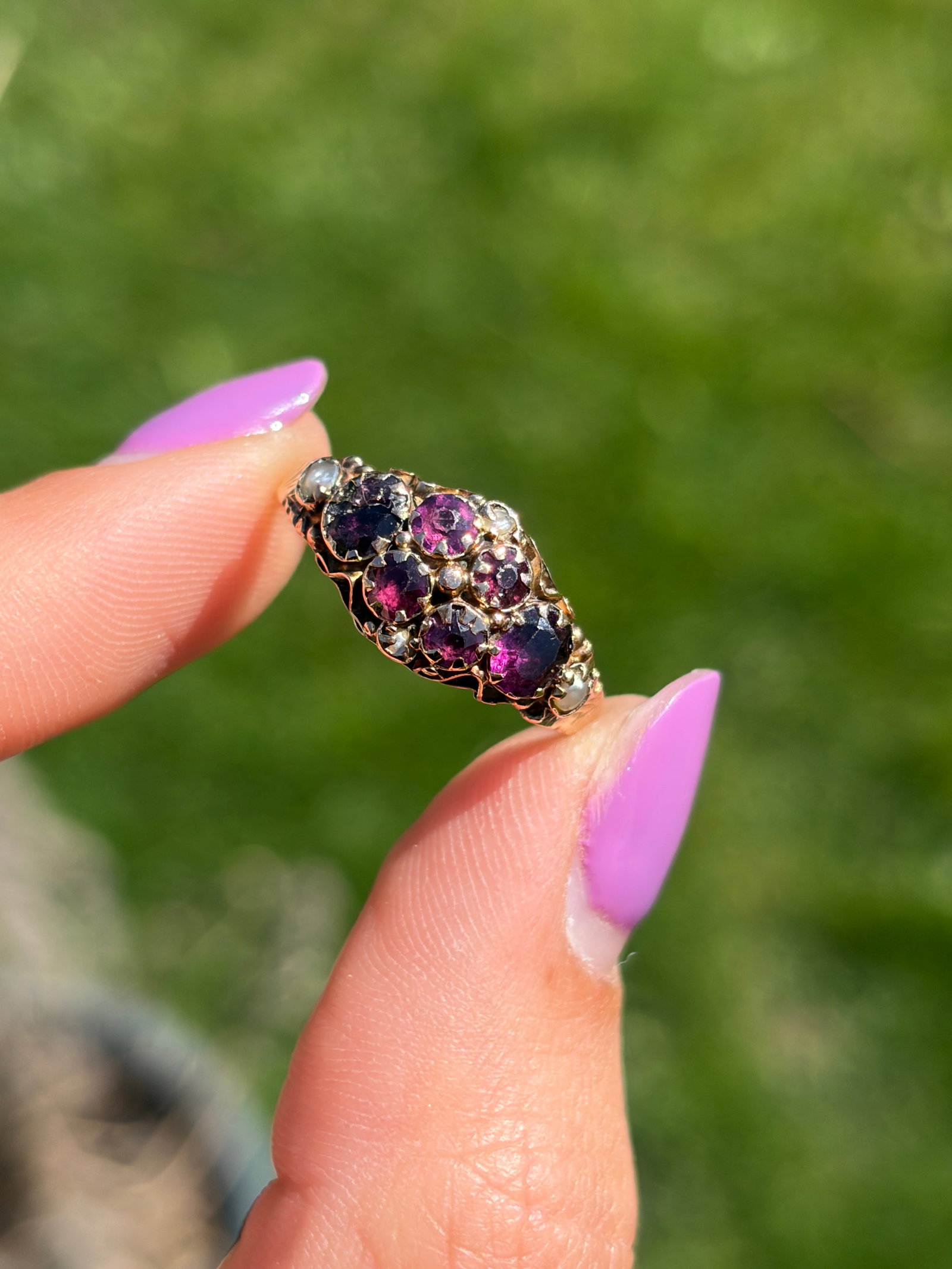 ANTIQUE VICTORIAN AMETHYST AND PEARL CLUSTER RING IN GOLD - 3