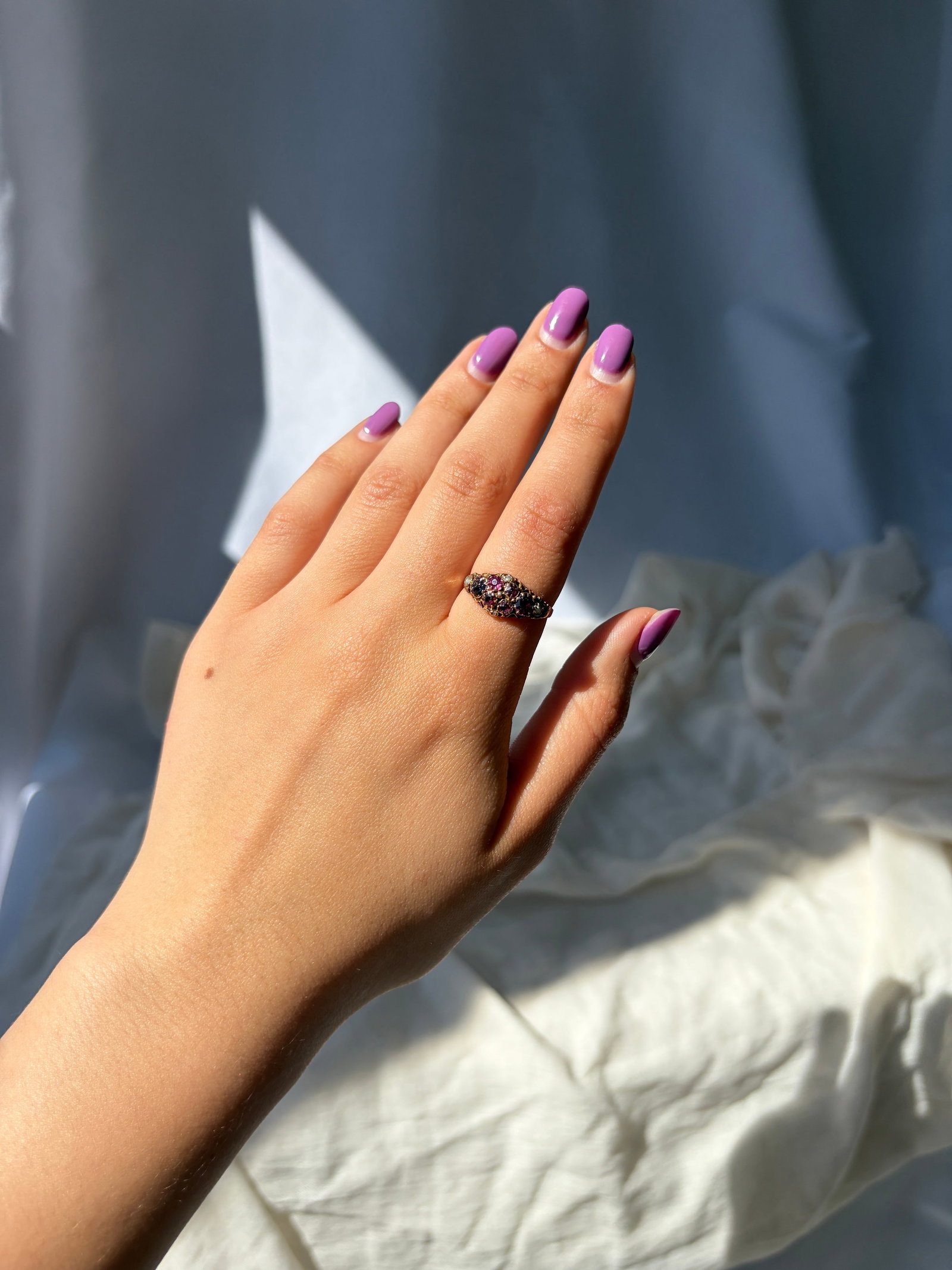 ANTIQUE VICTORIAN AMETHYST AND PEARL CLUSTER RING IN GOLD - 4