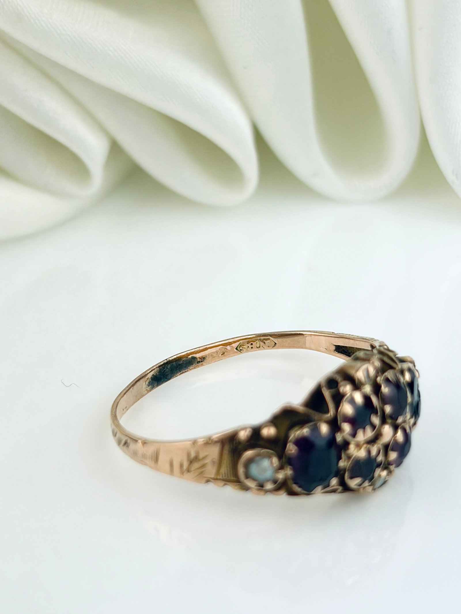 ANTIQUE VICTORIAN AMETHYST AND PEARL CLUSTER RING IN GOLD - 8