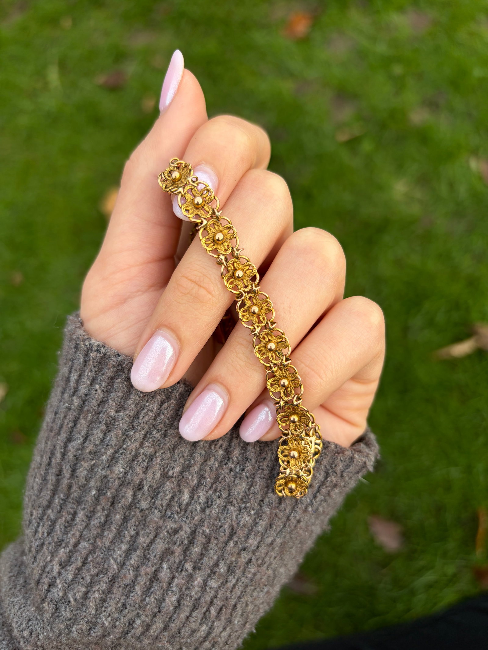 heavy 9ct gold flowers design bracelet - 8