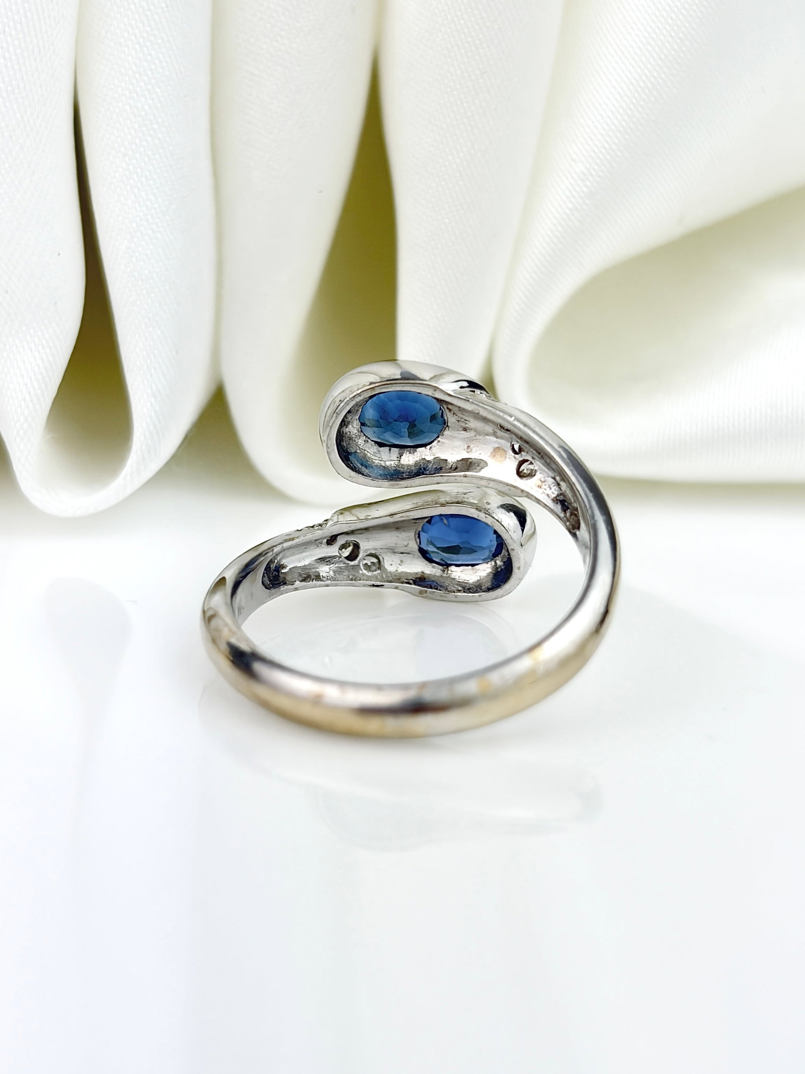 VINTAGE 18CT WHITE GOLD SAPPHIRE AND DIAMOND DOUBLE HEAD WRAPPED SNAKE RING - 3