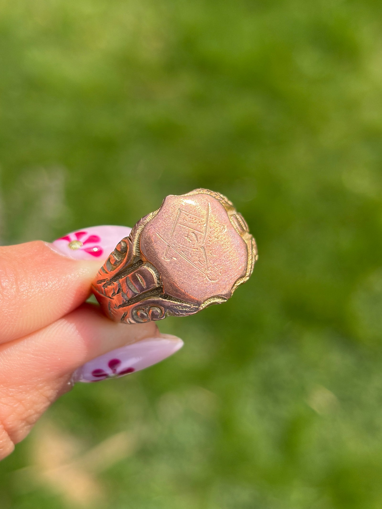 ANTIQUE C.1916 9CT ROSE GOLD CHUNKY SHIELD SIGNET RING - 2