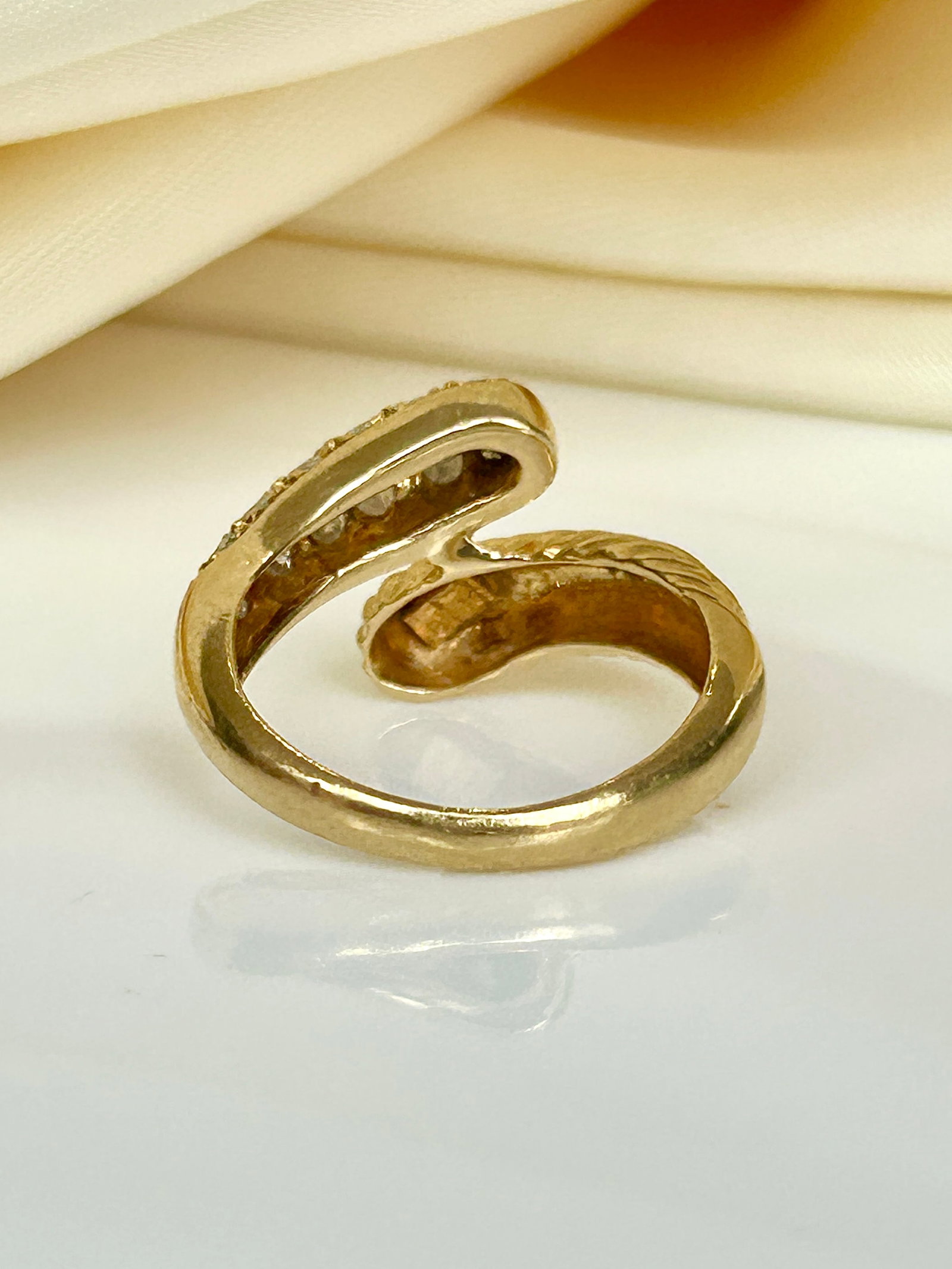 High quality 18ct yellow gold diamond snake design ring - 9