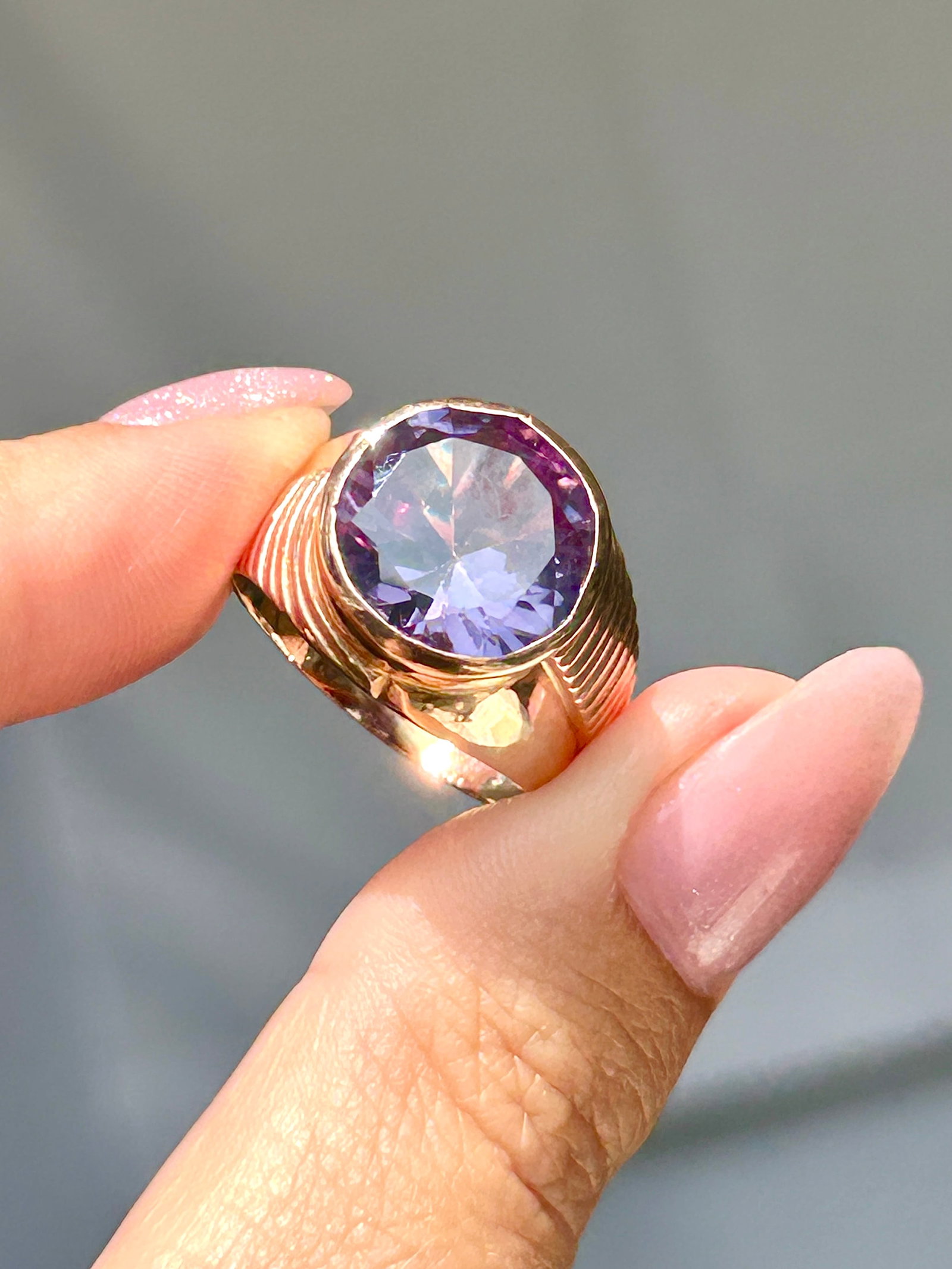 chunky 18ct yellow gold colour changing stone ring - 3