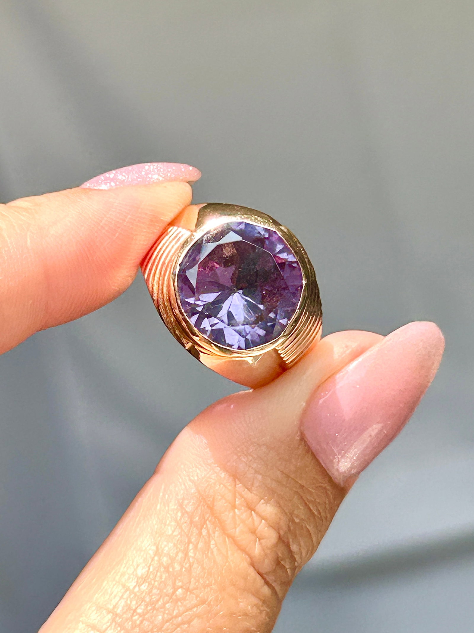 chunky 18ct yellow gold colour changing stone ring - 4