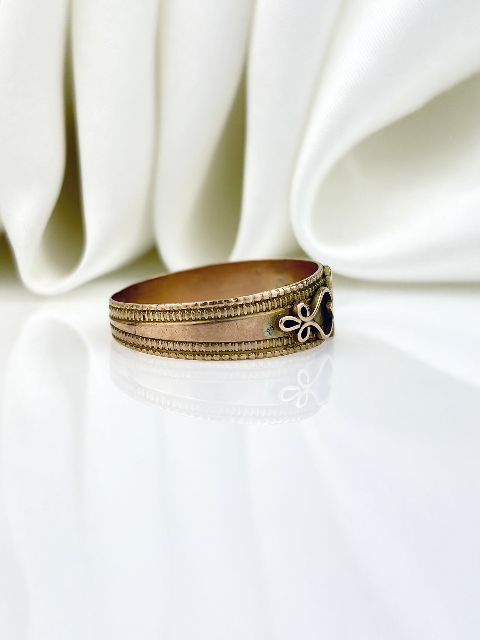 ANTIQUE VICTORIAN C.1890 9CT YELLOW GOLD DIAMOND ORNATE BAND RING - 2