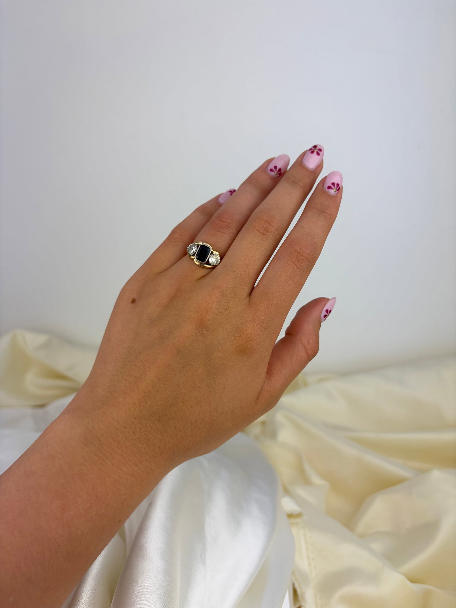VINTAGE 14CT YELLOW GOLD SAPPHIRE AND DIAMOND 3 STONE TWIST RING - 10