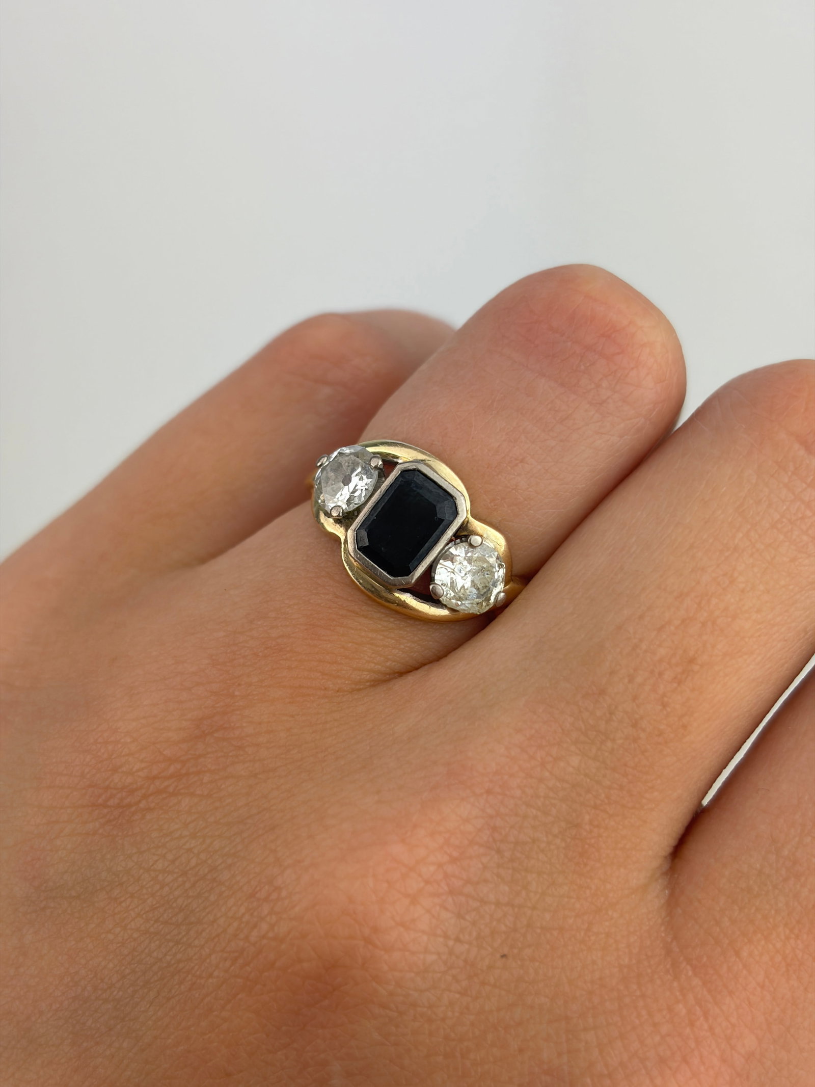 VINTAGE 14CT YELLOW GOLD SAPPHIRE AND DIAMOND 3 STONE TWIST RING - 11