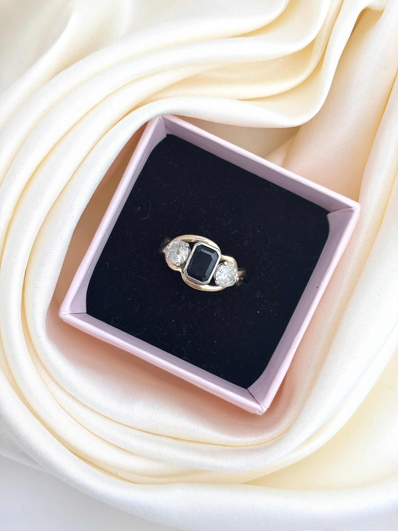 VINTAGE 14CT YELLOW GOLD SAPPHIRE AND DIAMOND 3 STONE TWIST RING - 9