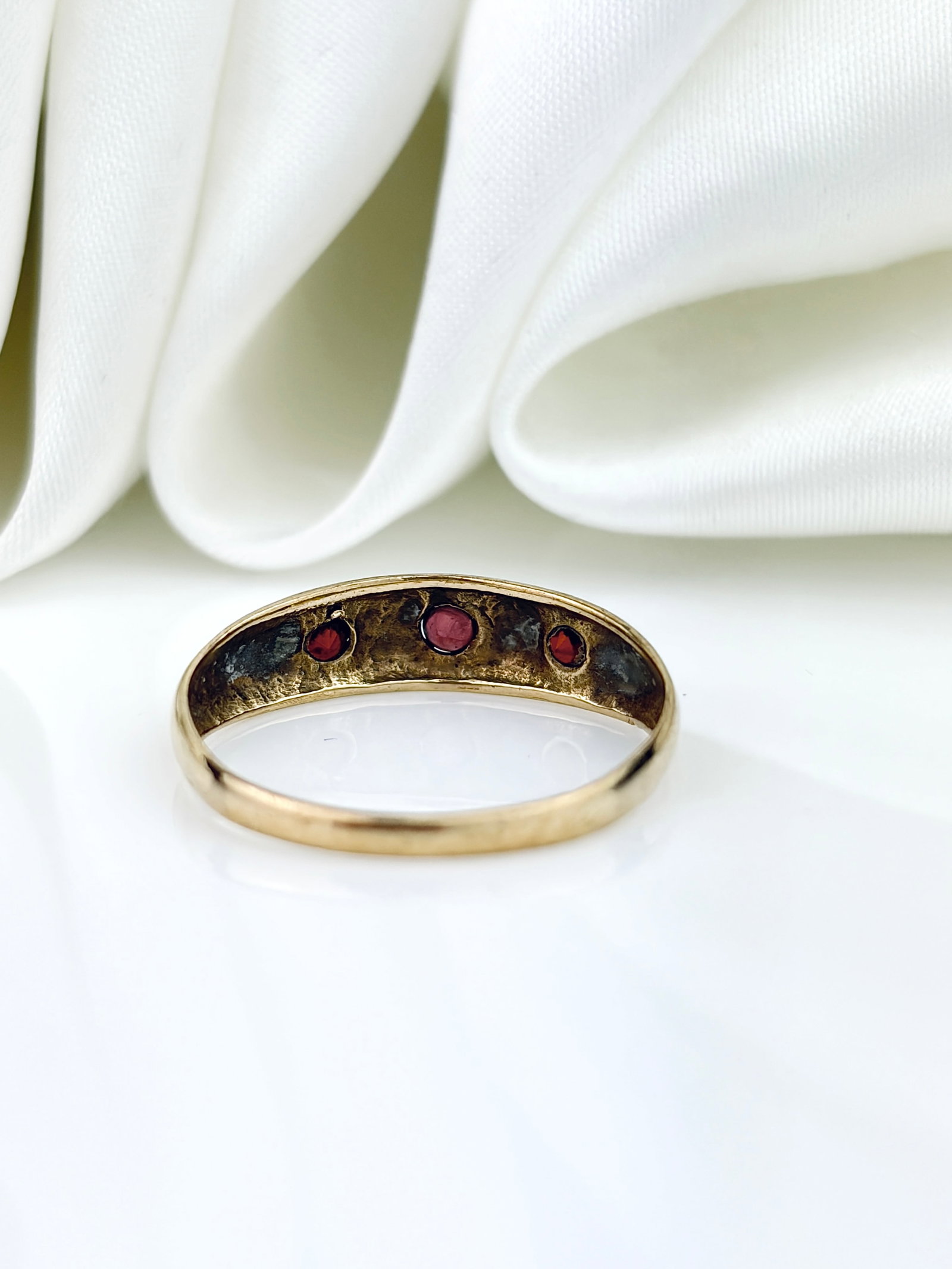 VINTAGE 9CT YELLOW GOLD GARNET 3 STONE STAR RING - 4