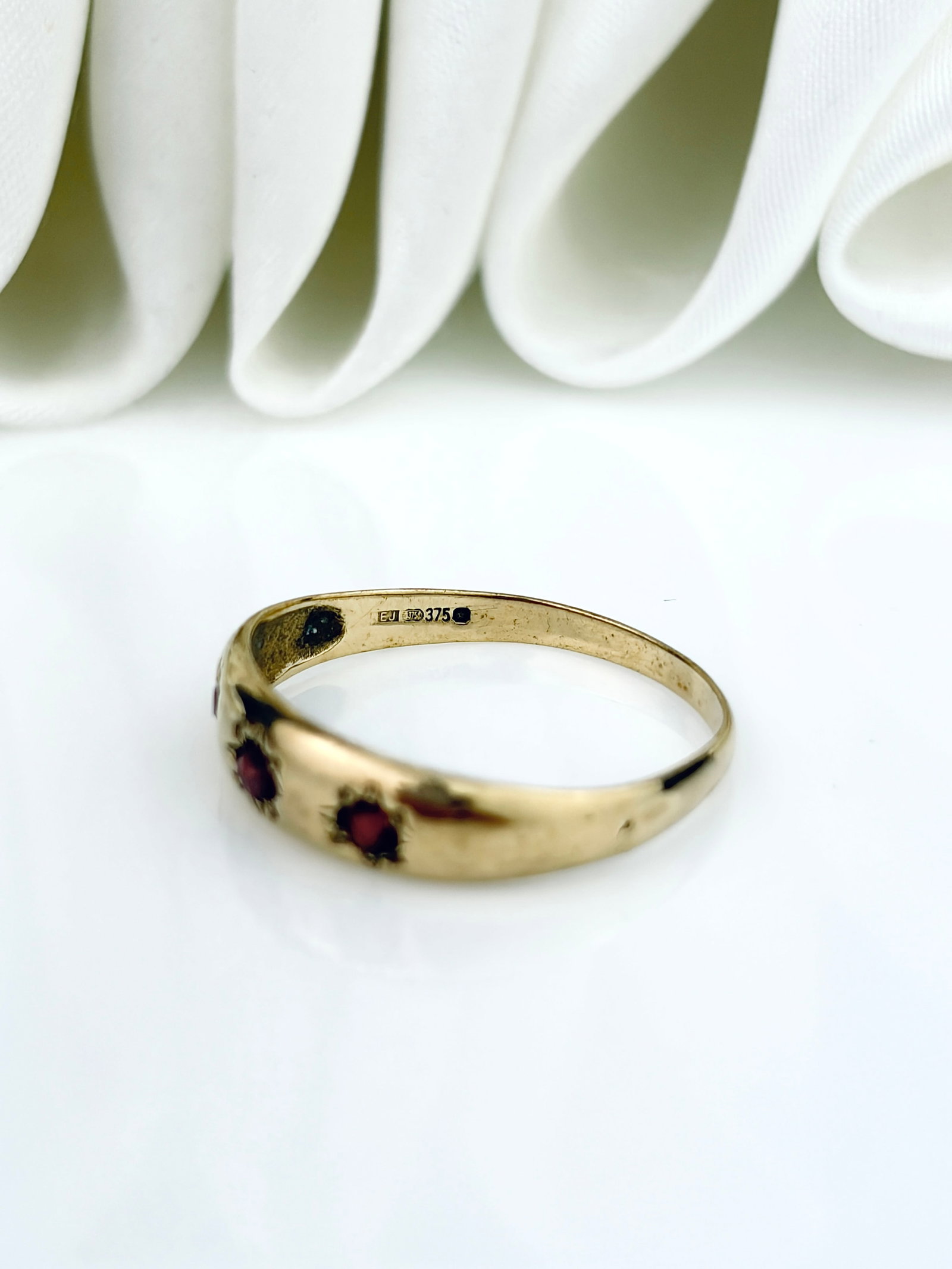 VINTAGE 9CT YELLOW GOLD GARNET 3 STONE STAR RING - 5