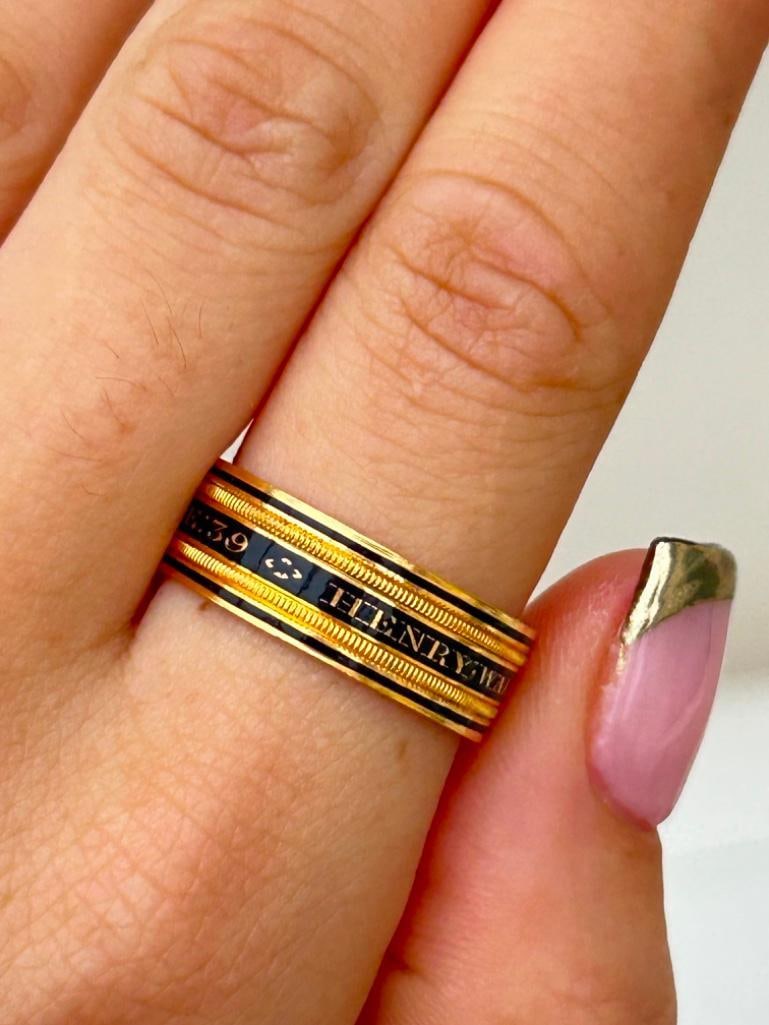 Wide Antique 18ct Yellow Gold Black Enamel Mourning Band Ring - 2