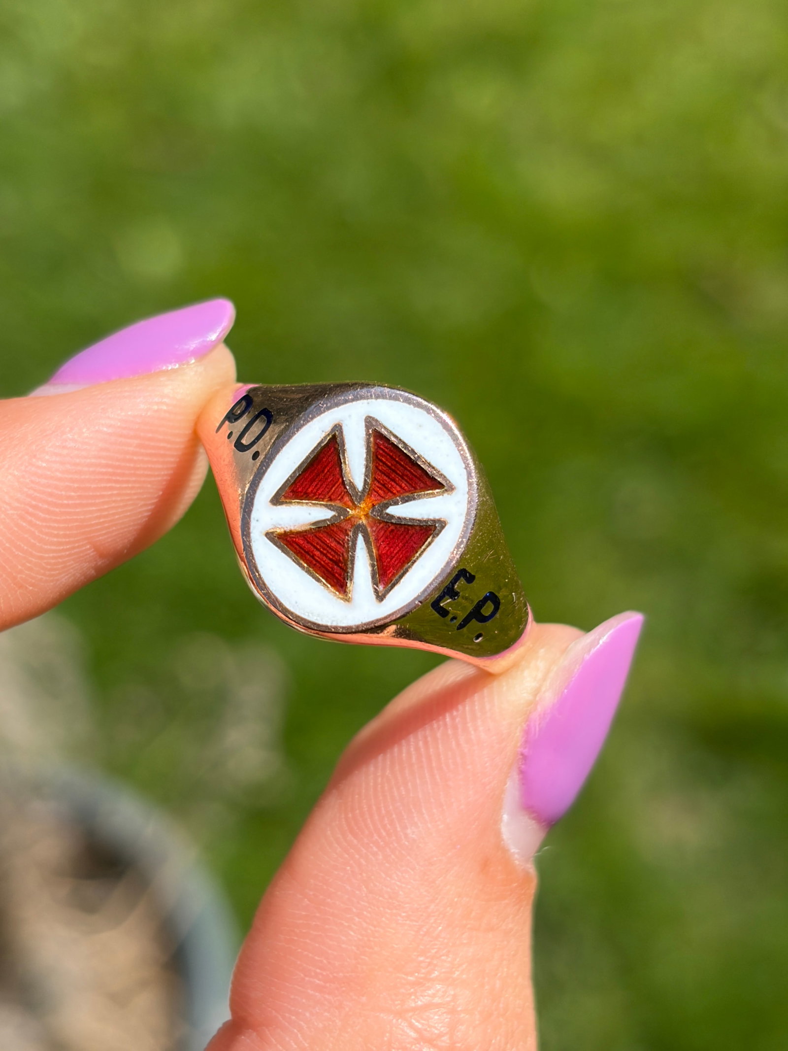 VINTAGE C.1977 9CT GOLD RED AND WHITE ENAMEL MASONIC KNIGHTS TEMPLAR SIGNET RING - 3