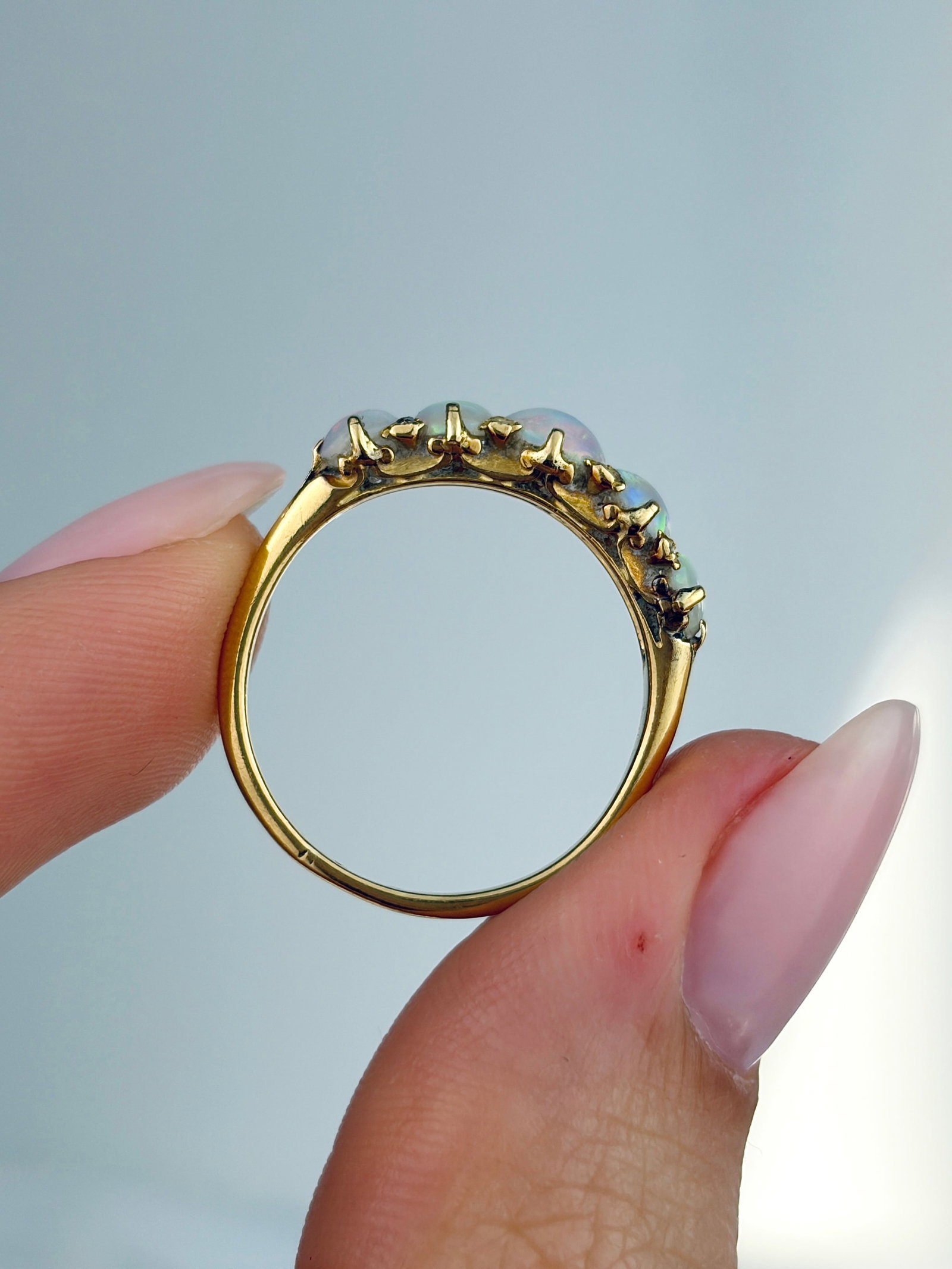 ANTIQUE 18CT YELLOW GOLD OPAL 5 STONE RING WITH DIAMOND POINTS - 6