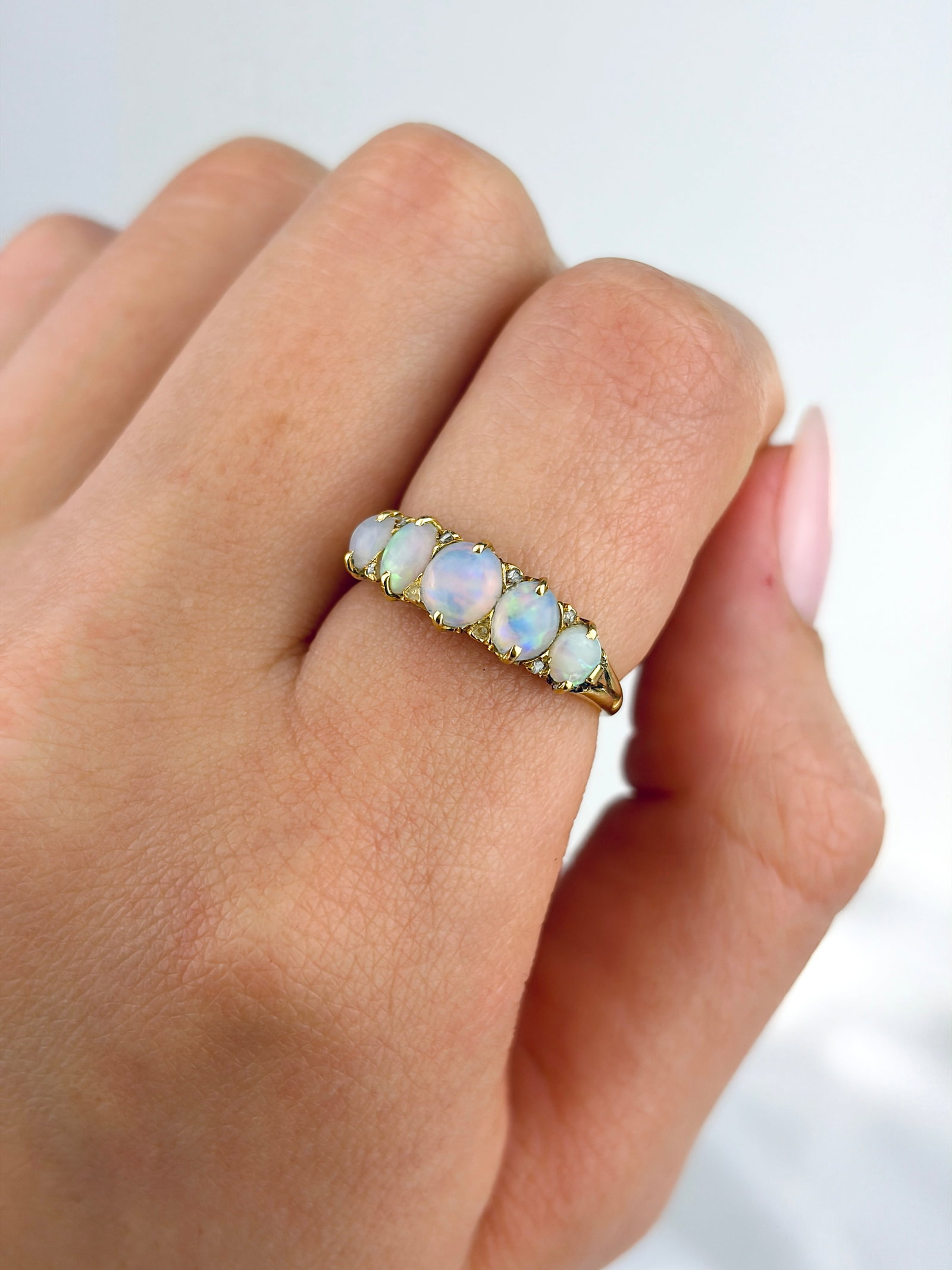ANTIQUE 18CT YELLOW GOLD OPAL 5 STONE RING WITH DIAMOND POINTS - 8