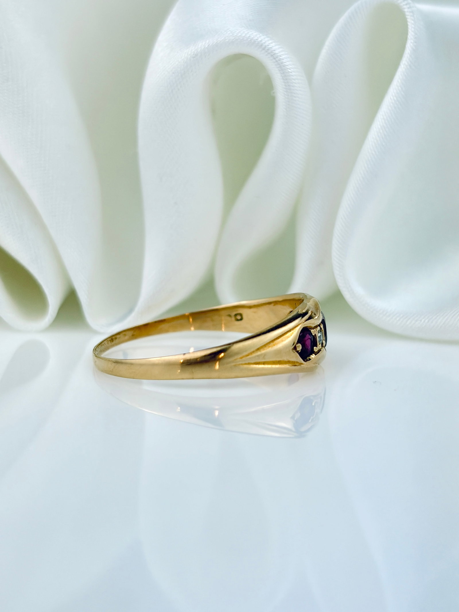 ANTIQUE 18CT YELLOW GOLD GARNET, RUBY AND DIAMOND 5 STONE RING - 2