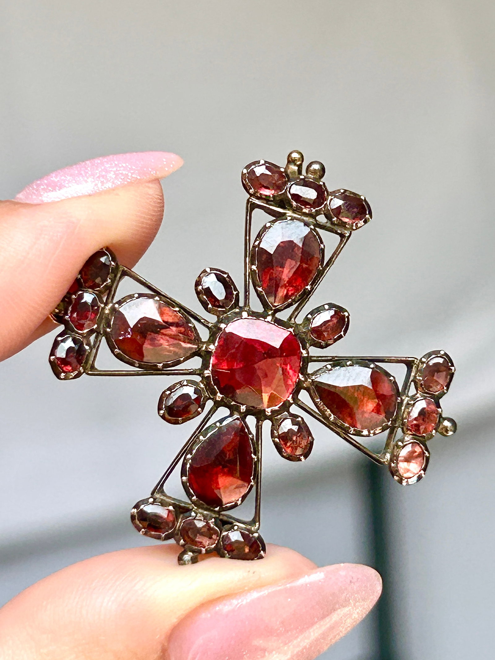 Large antique gold foiled back flat cut garnet ross brooch / pendant - 5