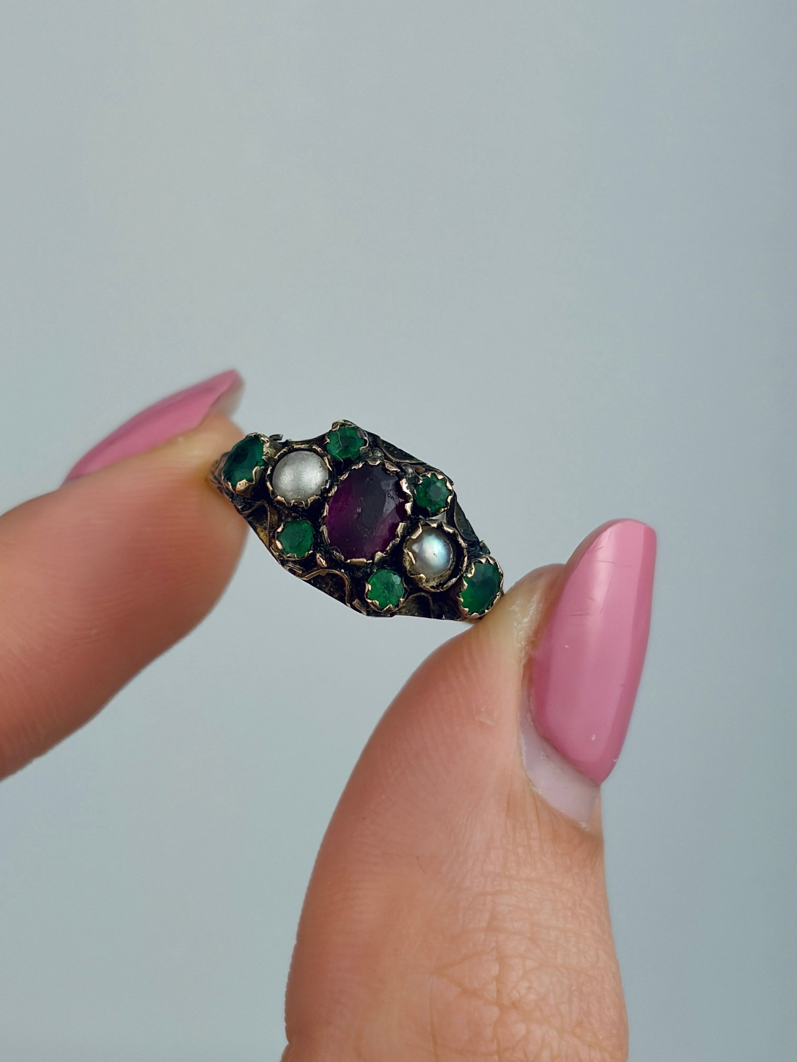 ANTIQUE 9CT GOLD PEARL AND GREEN AND PURPLE PASTE RING - 5
