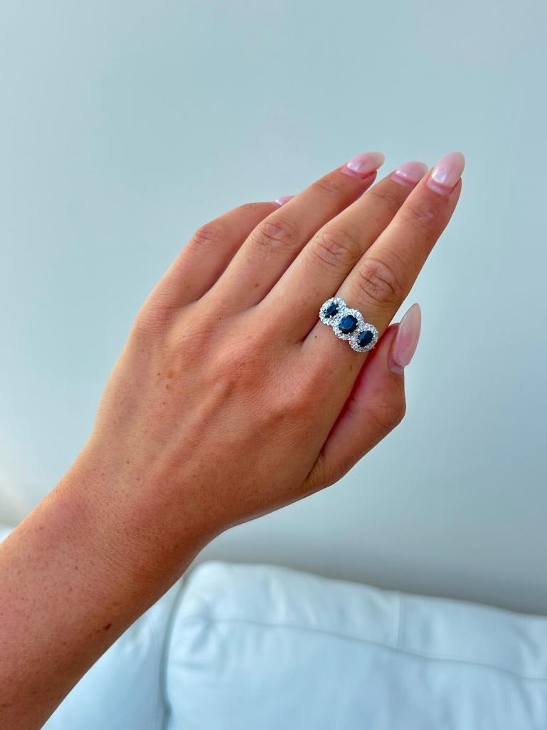 Chunky 18ct yellow gold sapphire and diamond triple cluster ring - 3