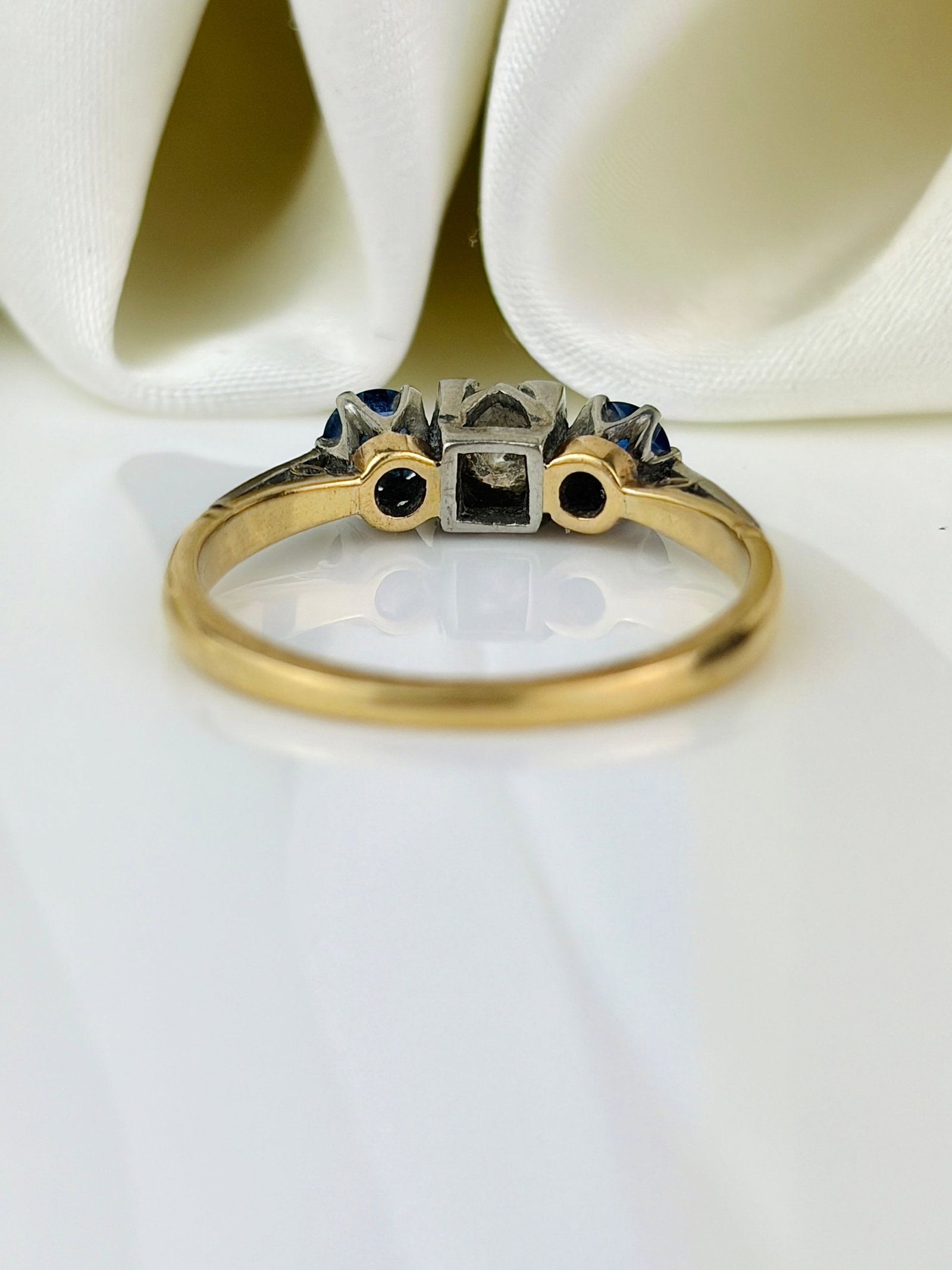 antique art deco era sapphire and diamond 3 stone ring in 18ct yellow gold and platinum - 3