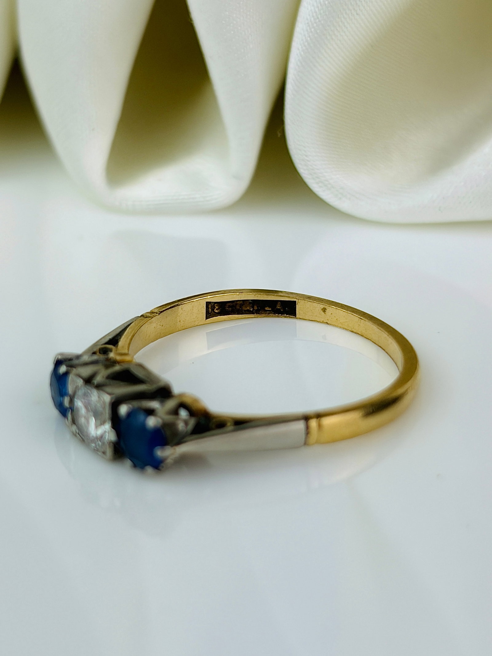 antique art deco era sapphire and diamond 3 stone ring in 18ct yellow gold and platinum - 4