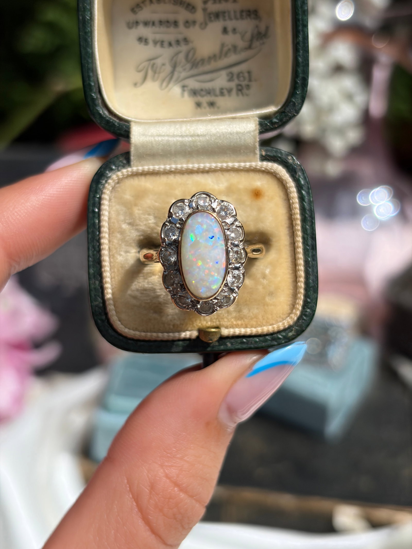 Outstanding Opal And Diamond Oval Ring in Yellow Gold - 2