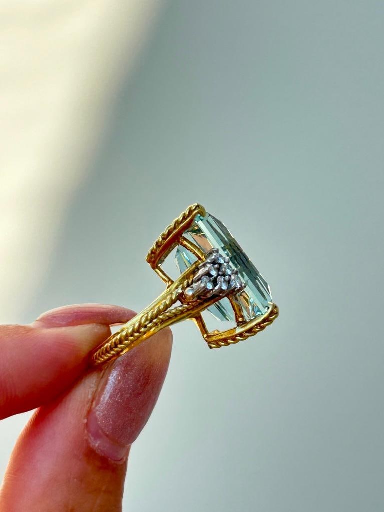 Huge Approx 20ct Aquamarine and Diamond Ring in 18ct Yellow Gold - 6