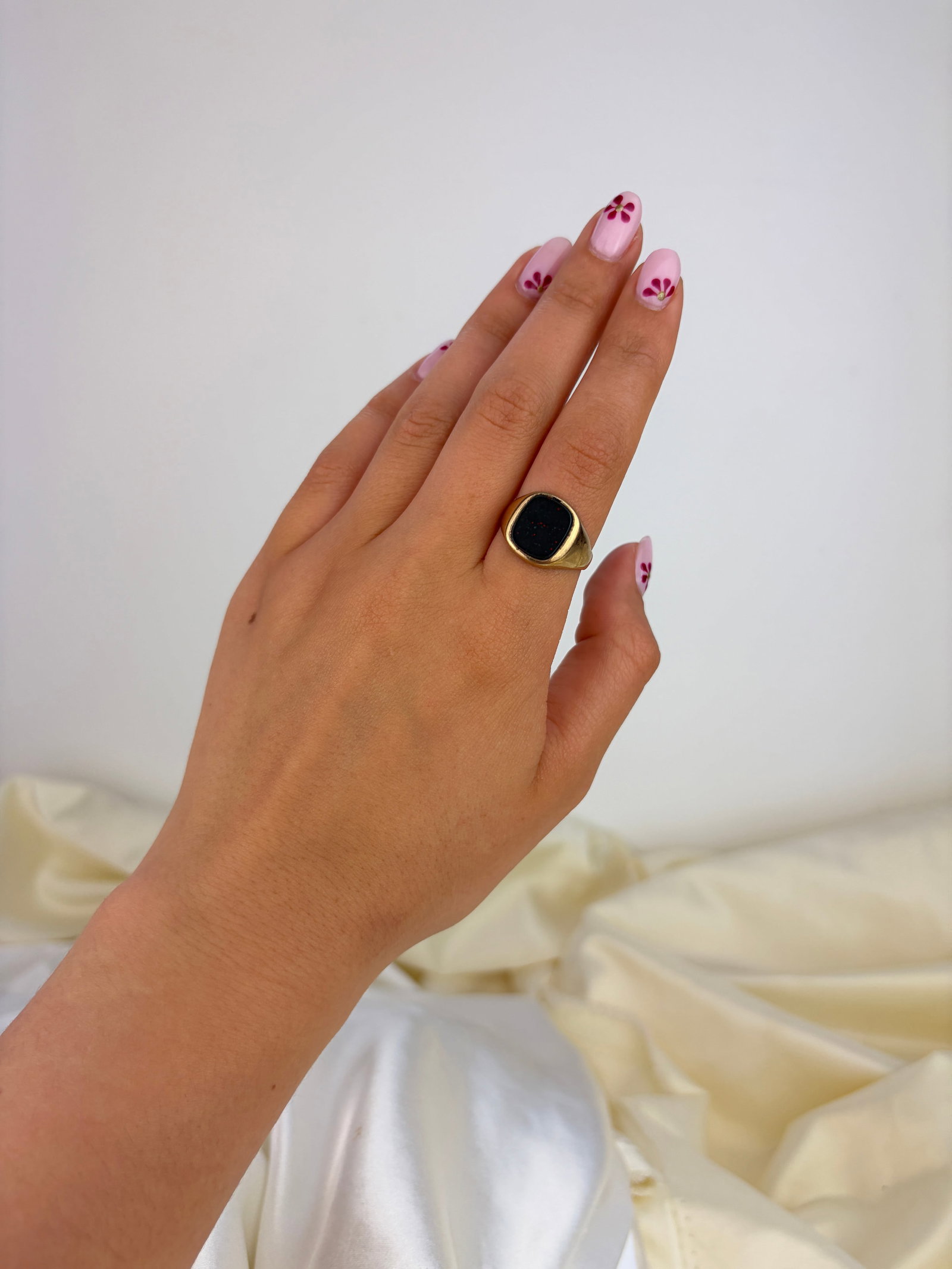 LARGE VINTAGE 9CT YELLOW GOLD BLOODSTONE SIGNET RING - 7