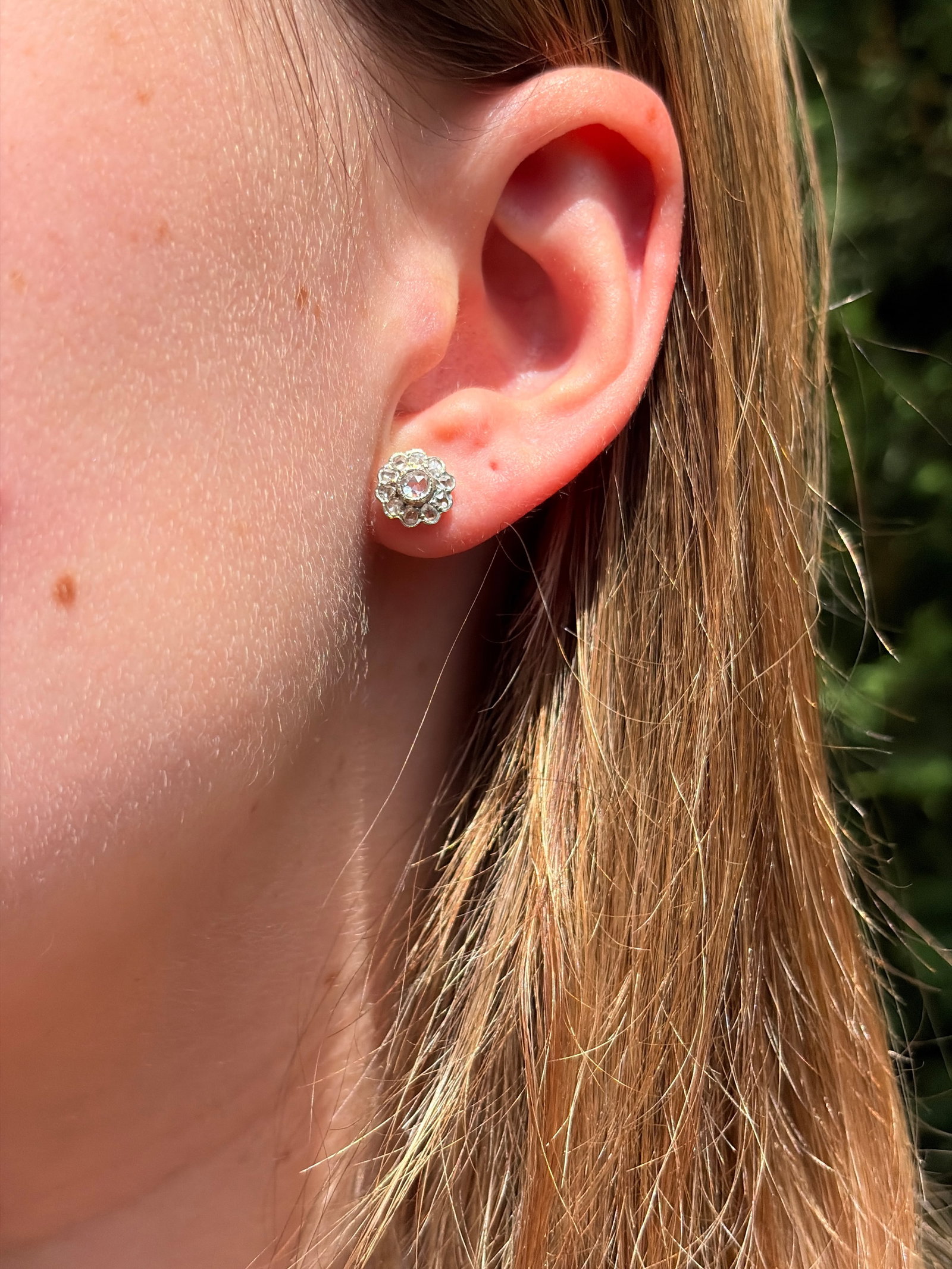 Sweet Diamond And gold Flower Cluster Stud Style Earrings - 4