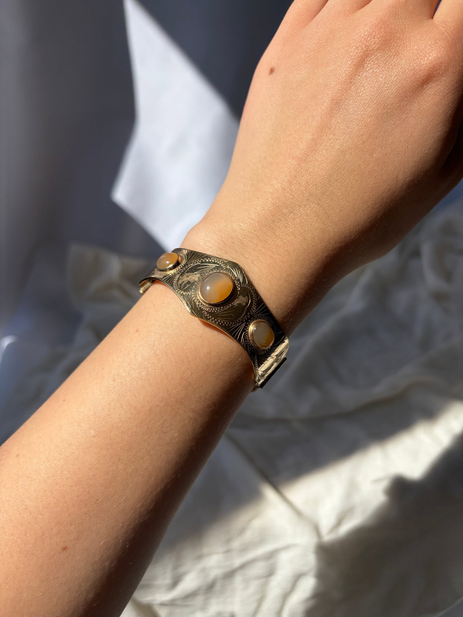 VINTAGE BOXED 1/20TH 12CT ROLLED GOLD CHUNKY AGATE SWIRL DETAIL BANGLE BRACELET - 5