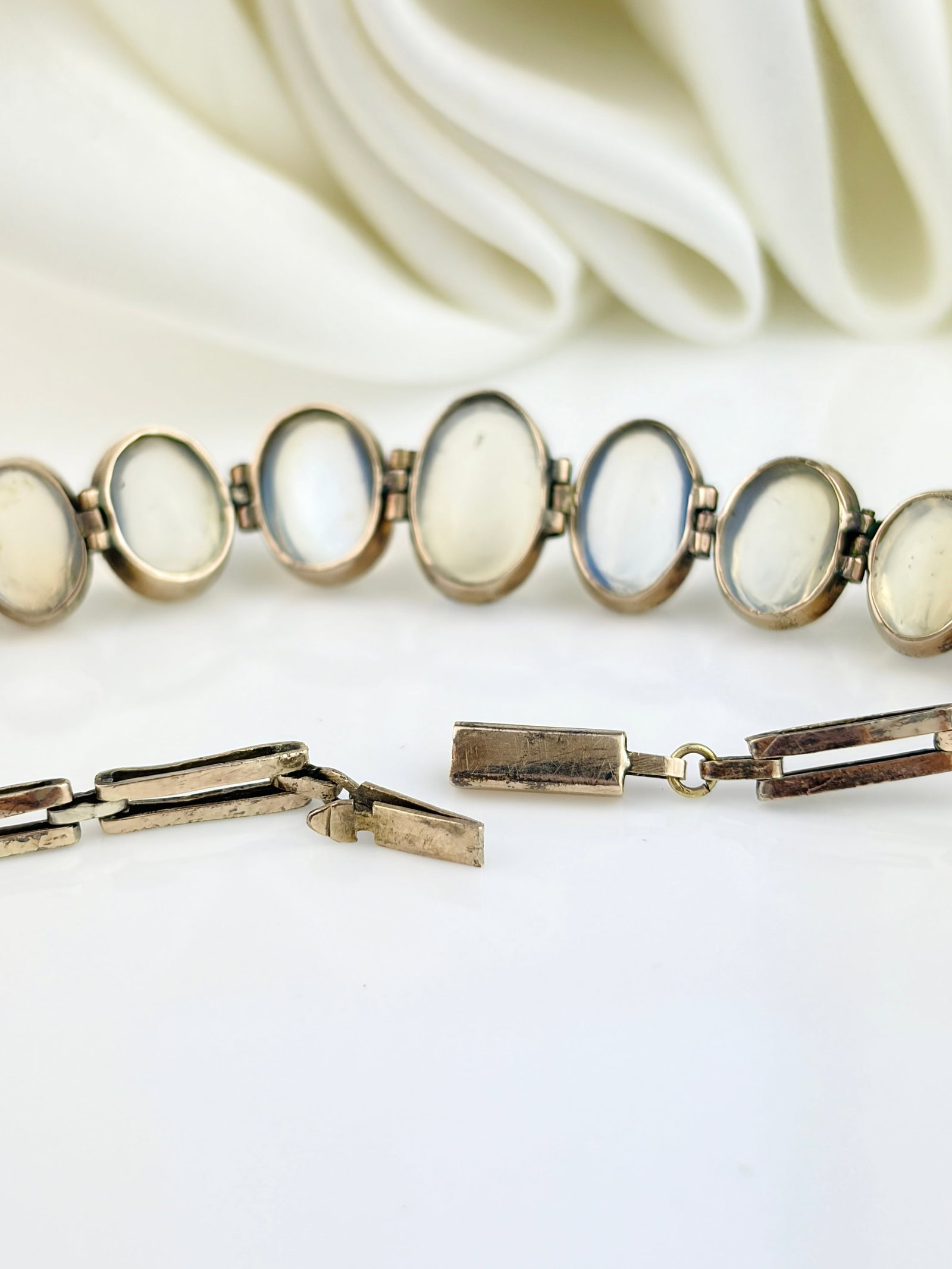ANTIQUE GOLD CABOCHON MOONSTONE LINE BRACELET - 7