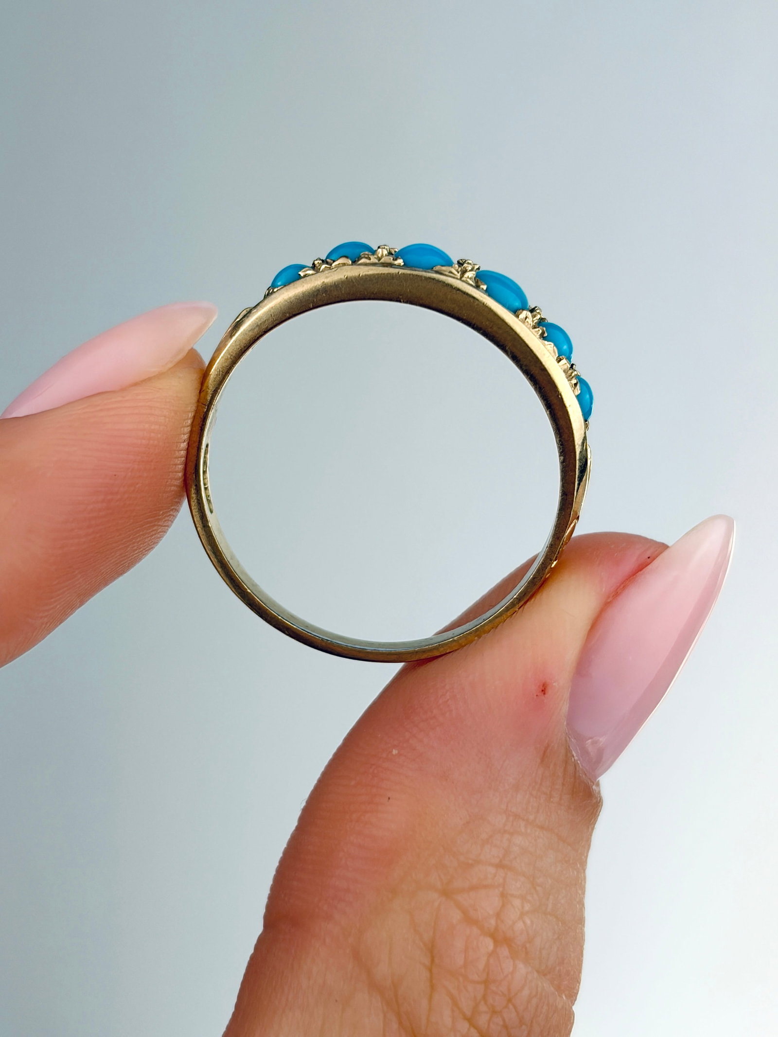 ANTIQUE 9CT YELLOW GOLD TURQUOISE HALF HOOP RING - 6