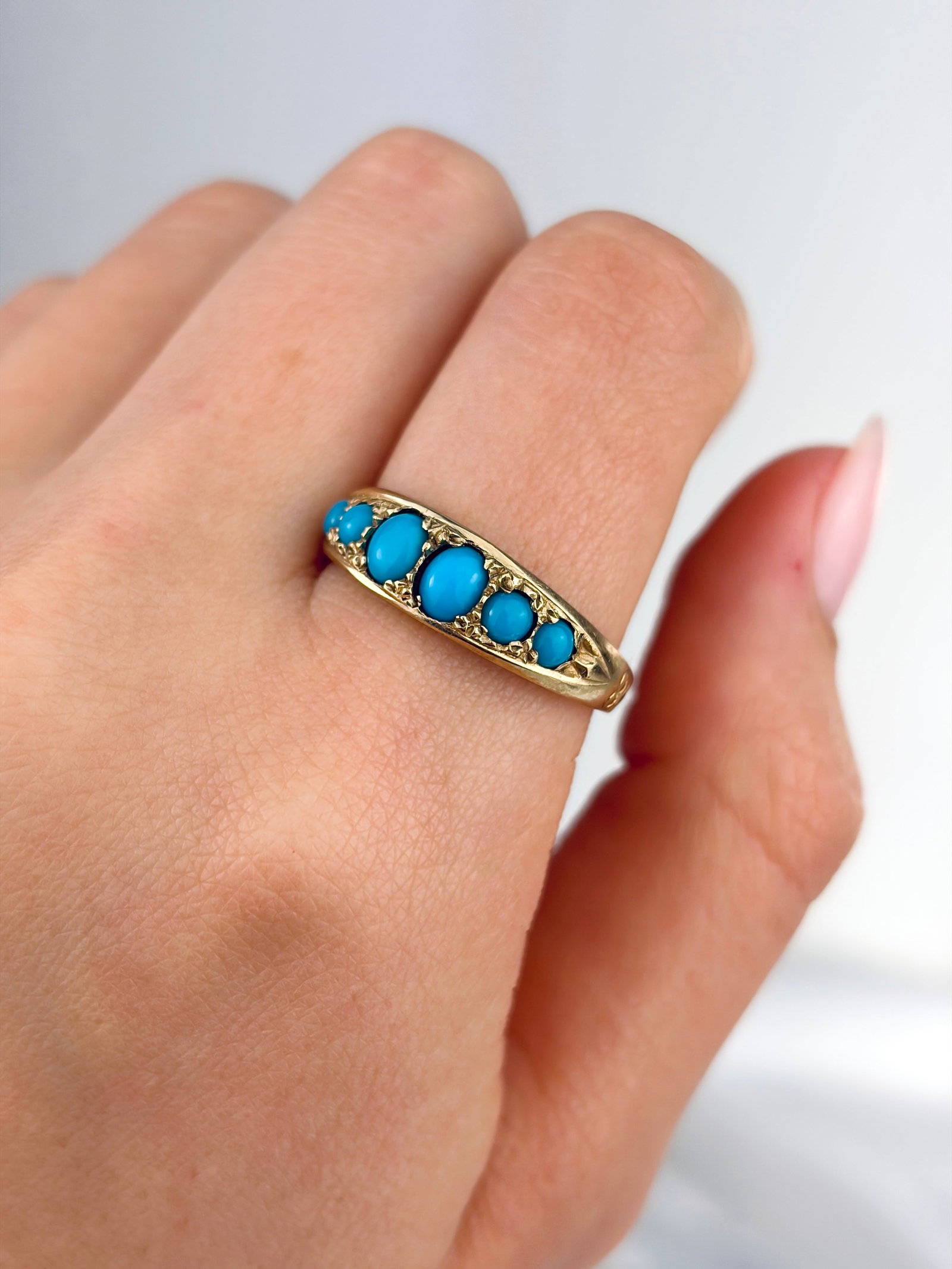 ANTIQUE 9CT YELLOW GOLD TURQUOISE HALF HOOP RING - 8