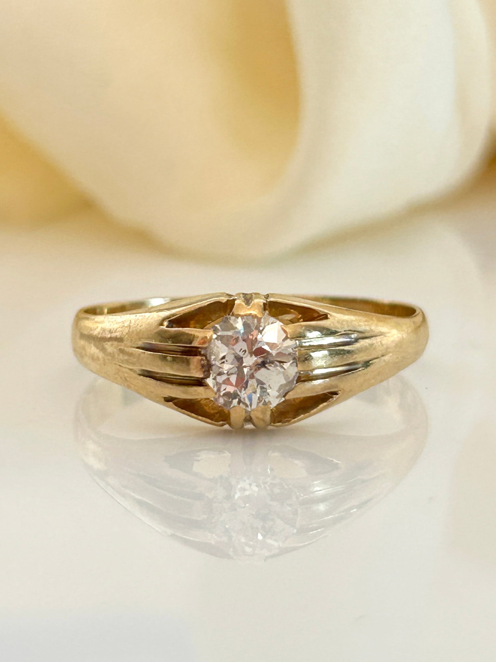 Antique chunky 18ct yellow gold .50pt diamond belcher ring - 4
