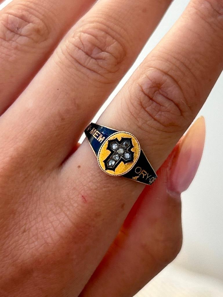 Antique 18ct yellow gold black enamel mourning band ring with rose cut diamond cross - 4
