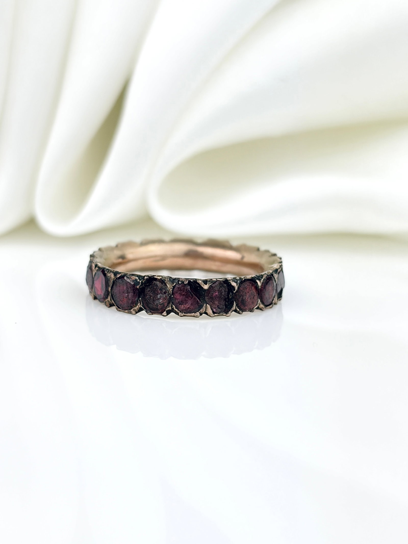 WONDERFUL ANTIQUE GEORGIAN FLAT CUT GARNET FULL ETERNITY RING IN GOLD - 3