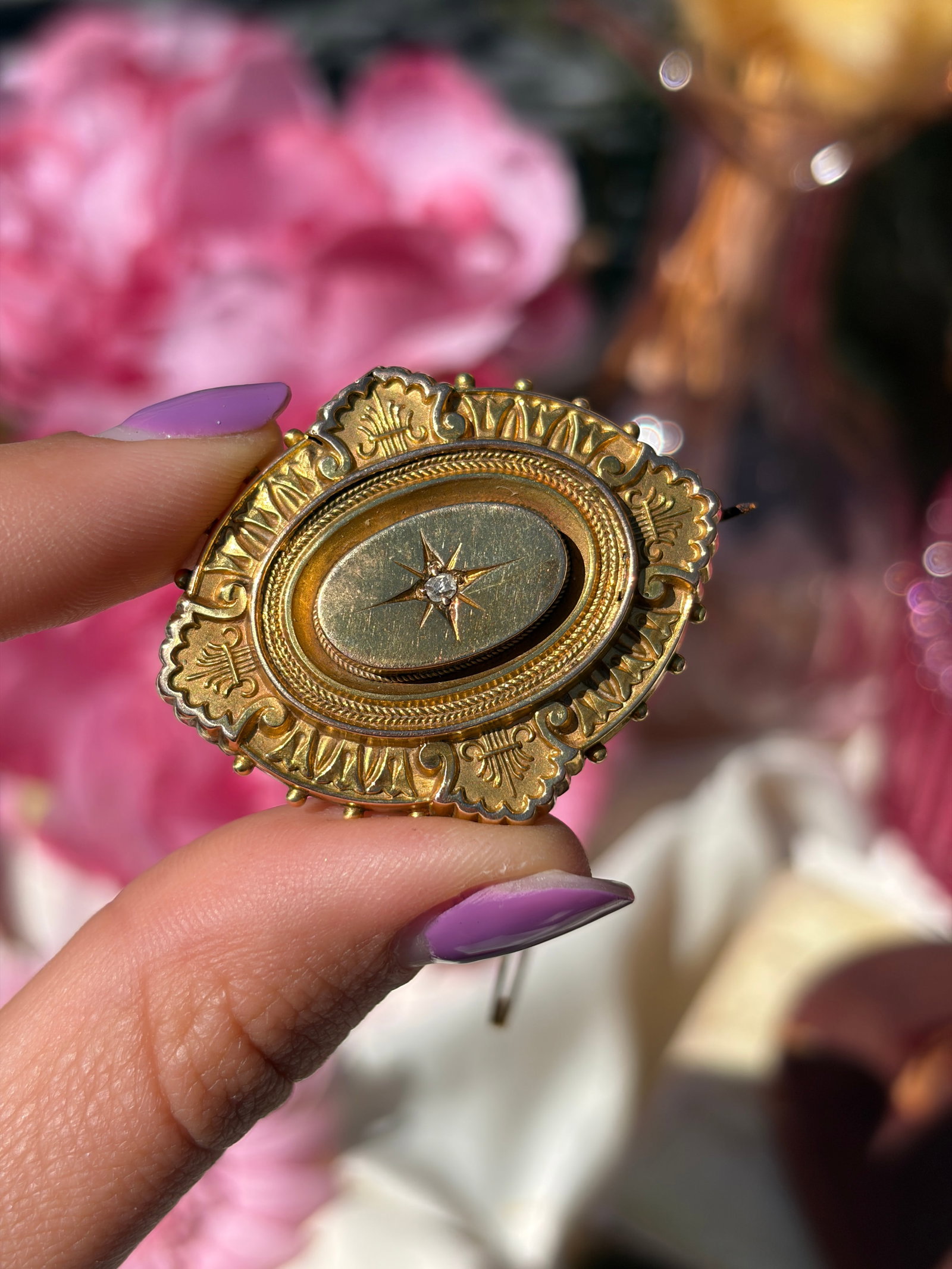 ANTIQUE VICTORIAN 18CT YELLOW GOLD AND DIAMOND LOCKET BACK BROOCH - 2