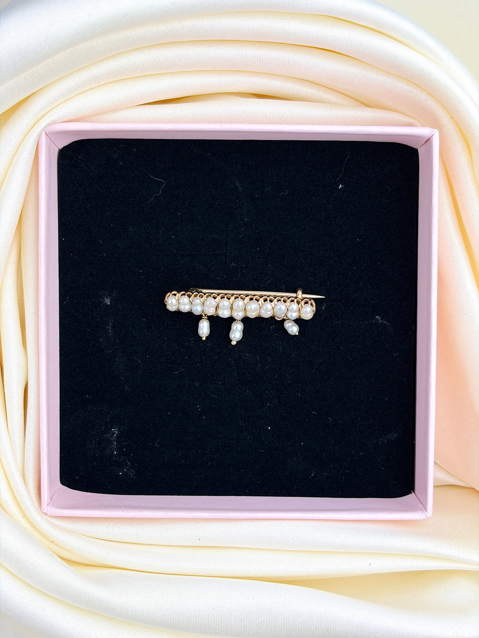 ADORABLE GOLD SEED PEARL DOUBLE ROW AND DROP BAR BROOCH - 4