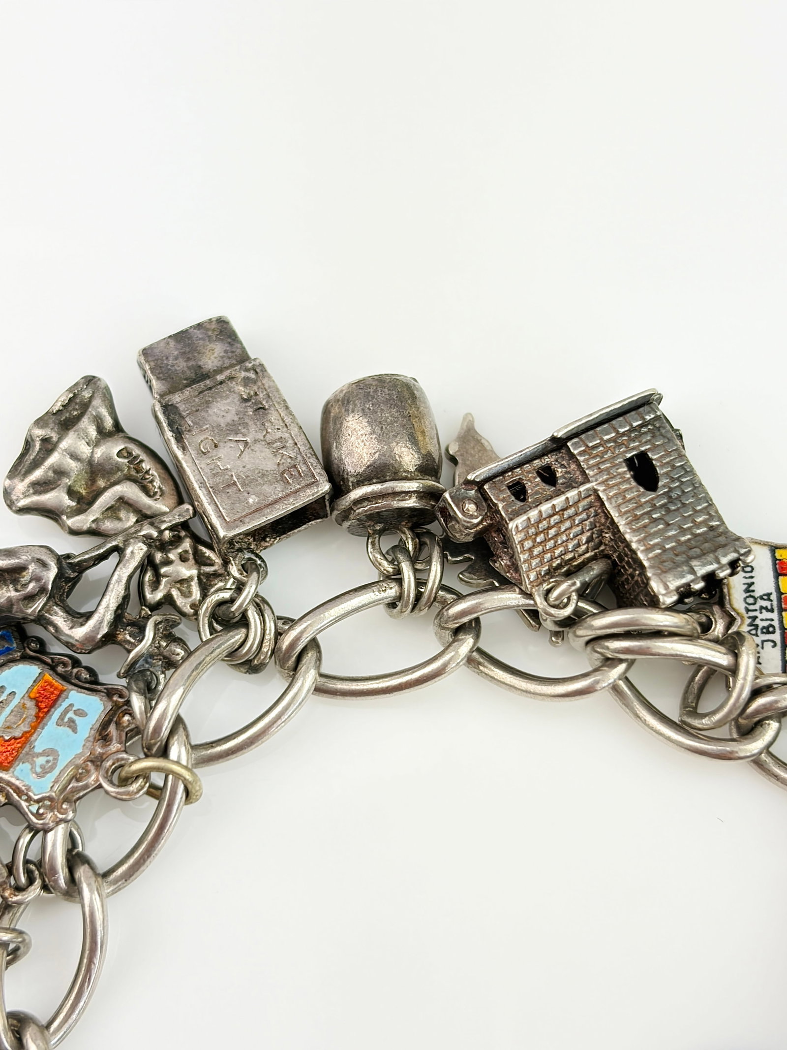 VINTAGE CHUNKY STERLING SILVER CHARM BRACELET WITH OPENING AND ENAMEL CHARMS - 4