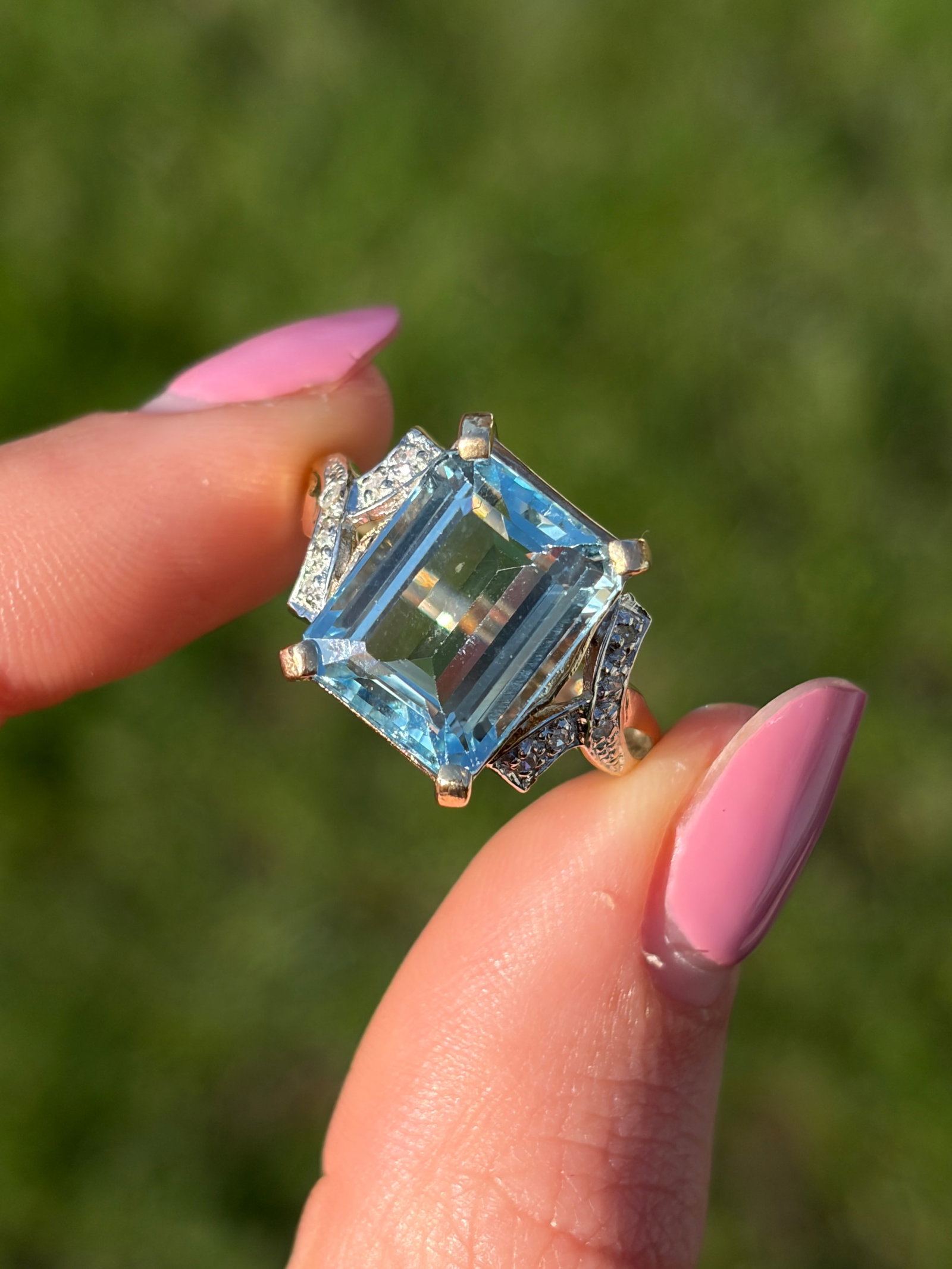 STUNNING VINTAGE 9CT YELLOW GOLD 6.25CT AQUAMARINE AND DIAMOND SHOULDER COCKTAIL RING - 4