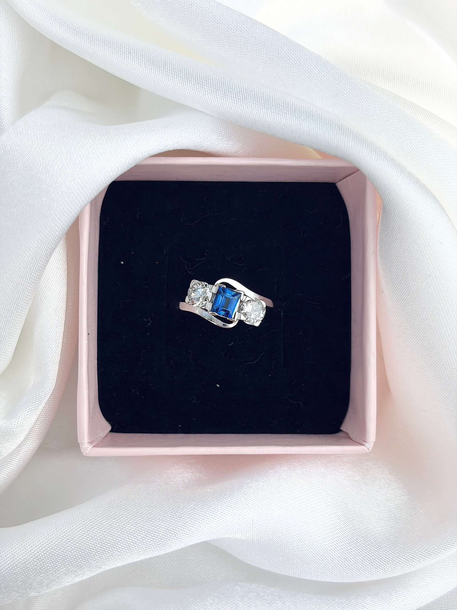 VINTAGE 18CT GOLD AND PLATINUM SAPPHIRE AND DIAMOND 3 STONE TWIST RING - 10