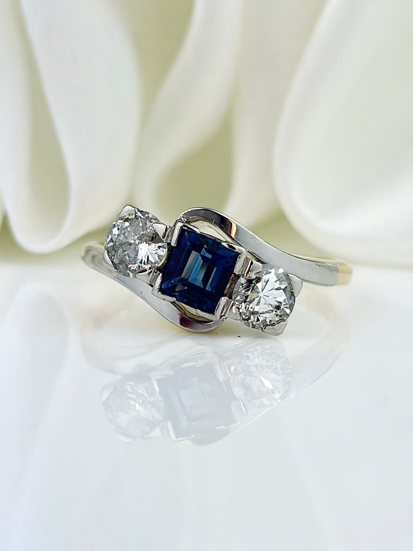 VINTAGE 18CT GOLD AND PLATINUM SAPPHIRE AND DIAMOND 3 STONE TWIST RING: VINTAGE 18CT GOLD AND PLATINUM SAPPHIRE AND DIAMOND 3 STONE TWIST RING Wonderful ring!