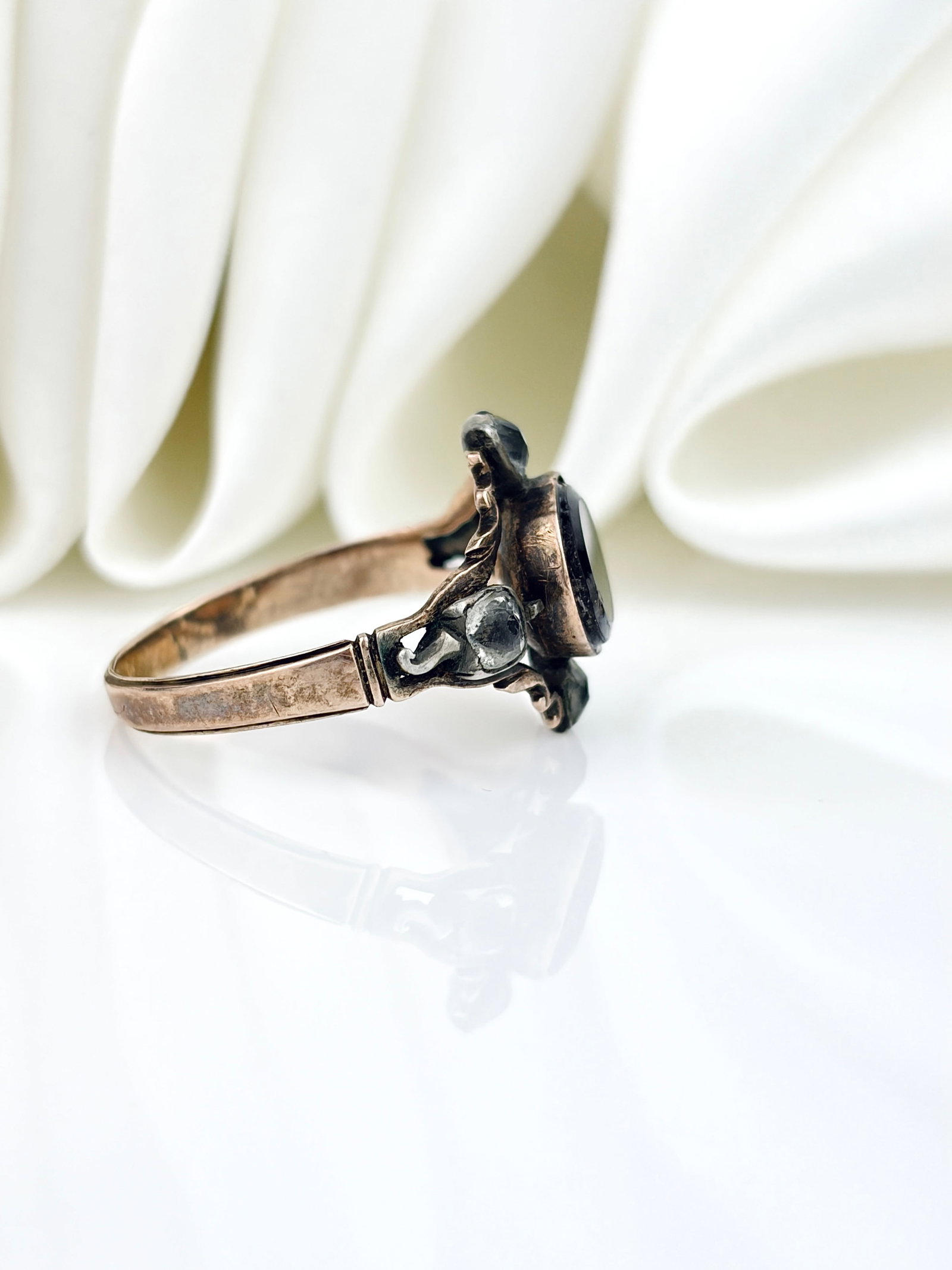 ANTIQUE GEORGIAN FLAT CUT GARNET AND PASTE RING IN GOLD - 3