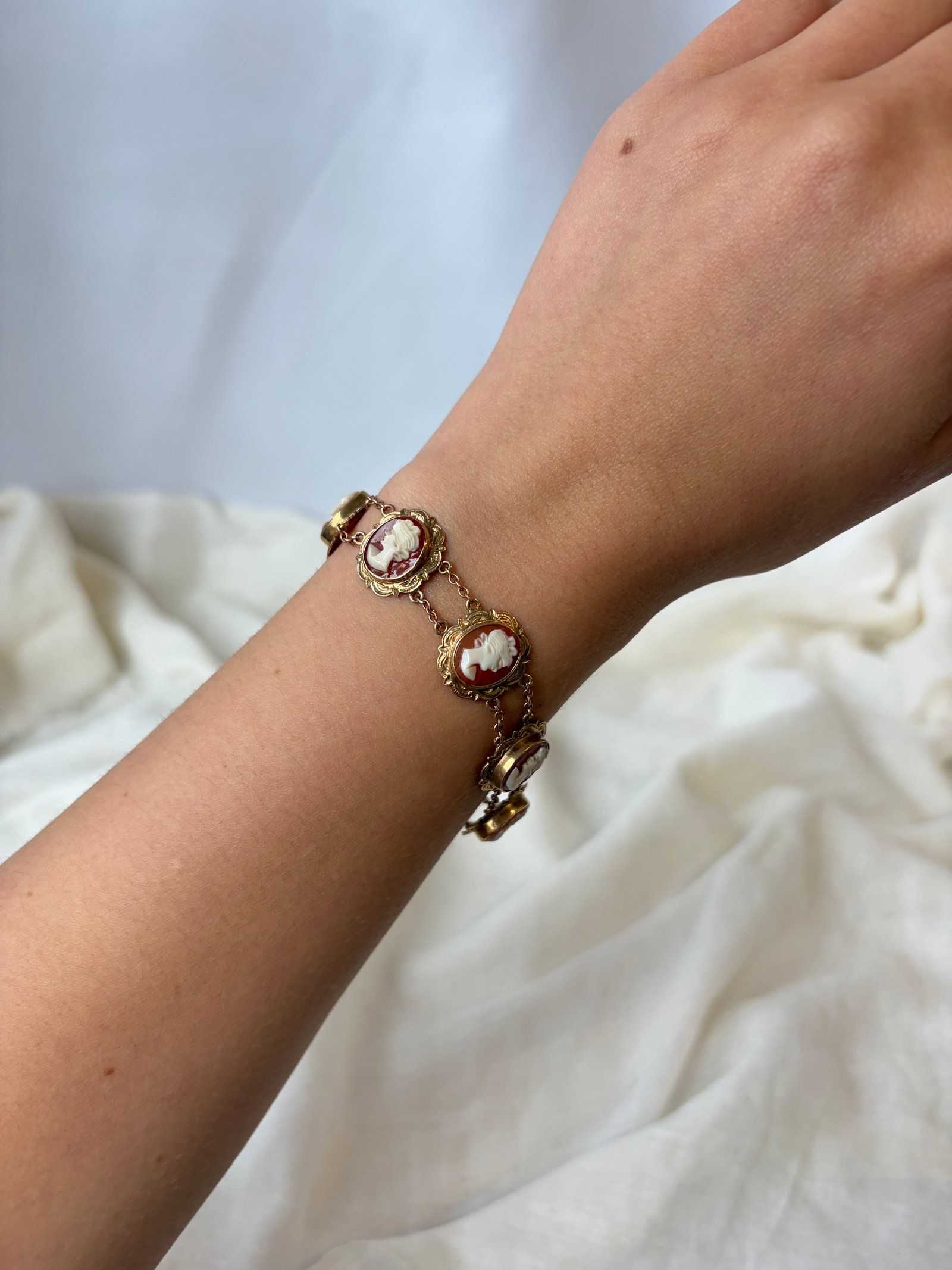 VINTAGE 9CT YELLOW GOLD ORNATE CAMEO BRACELET - 7