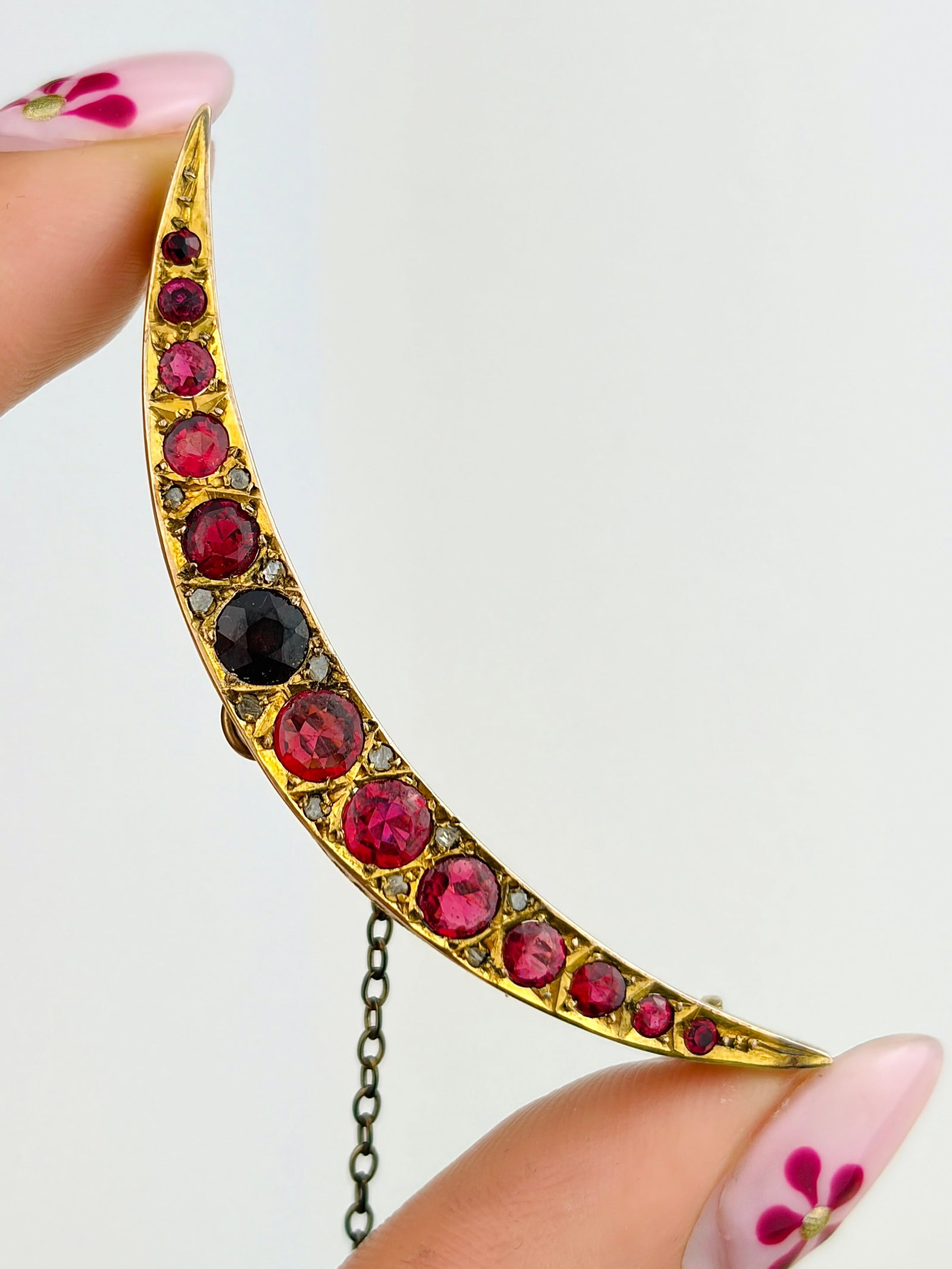 ANTIQUE GARNET AND DIAMOND CRESCENT BROOCH IN GOLD - 2