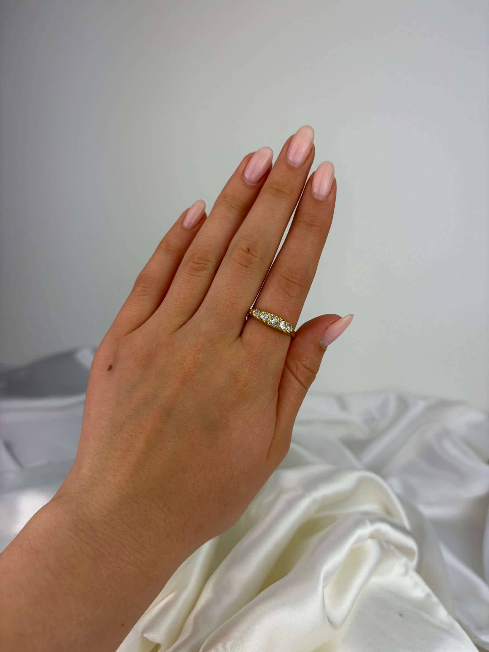 VINTAGE 18CT YELLOW GOLD DIAMOND 5 STONE RING - 7
